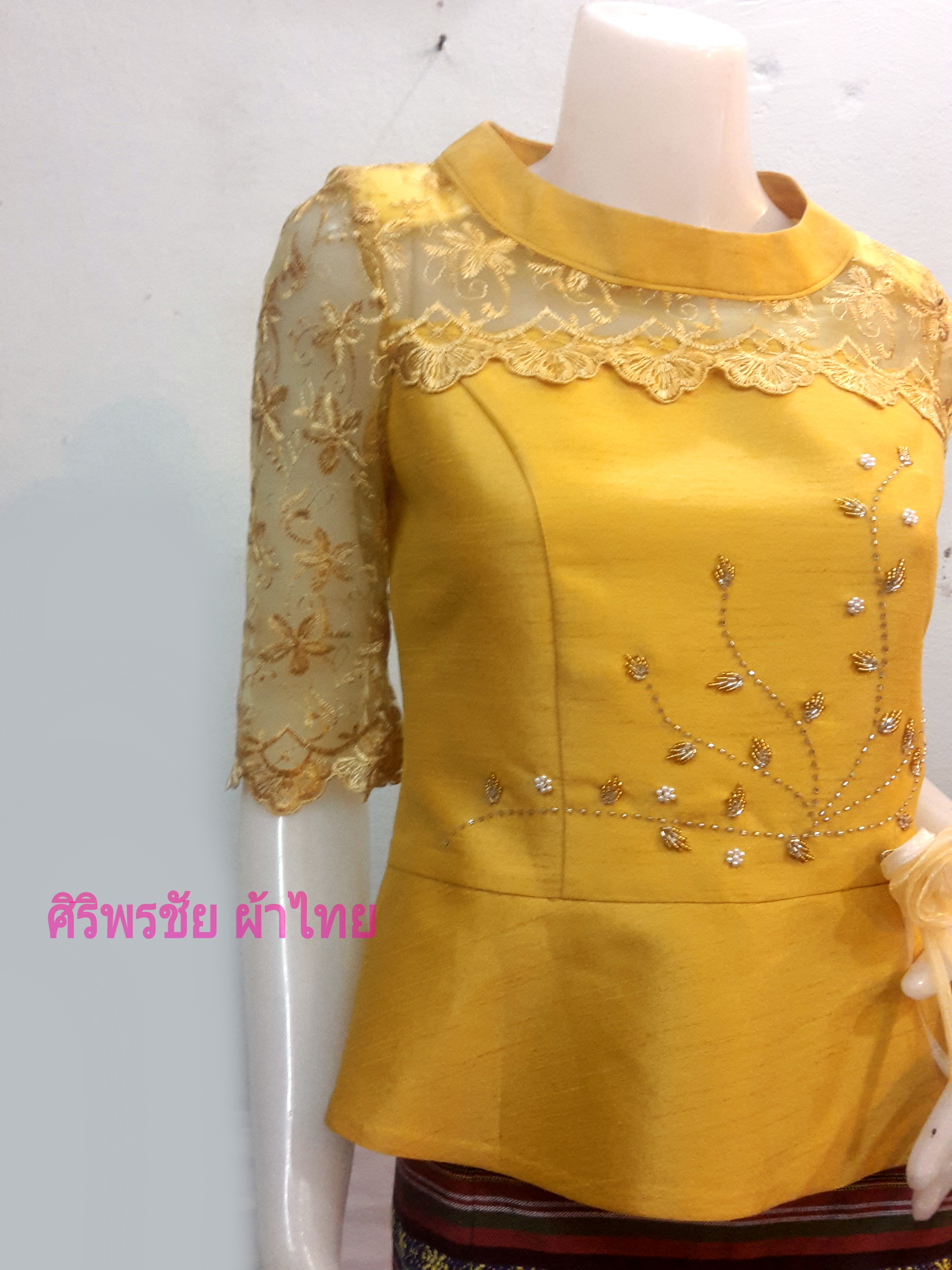 เสื้อผ้าไหมสีเหลืองทองแต่งลูกไม้ เสื้อผ้าไหมแต่งลูกไม้ เสื้อใส่ผ้าซิ่นสีเหลืองทอง เสื้อผ้าไหมแพรทิพย์ปักมุก เหลืองทอง ป้ายไซร์ M=36"