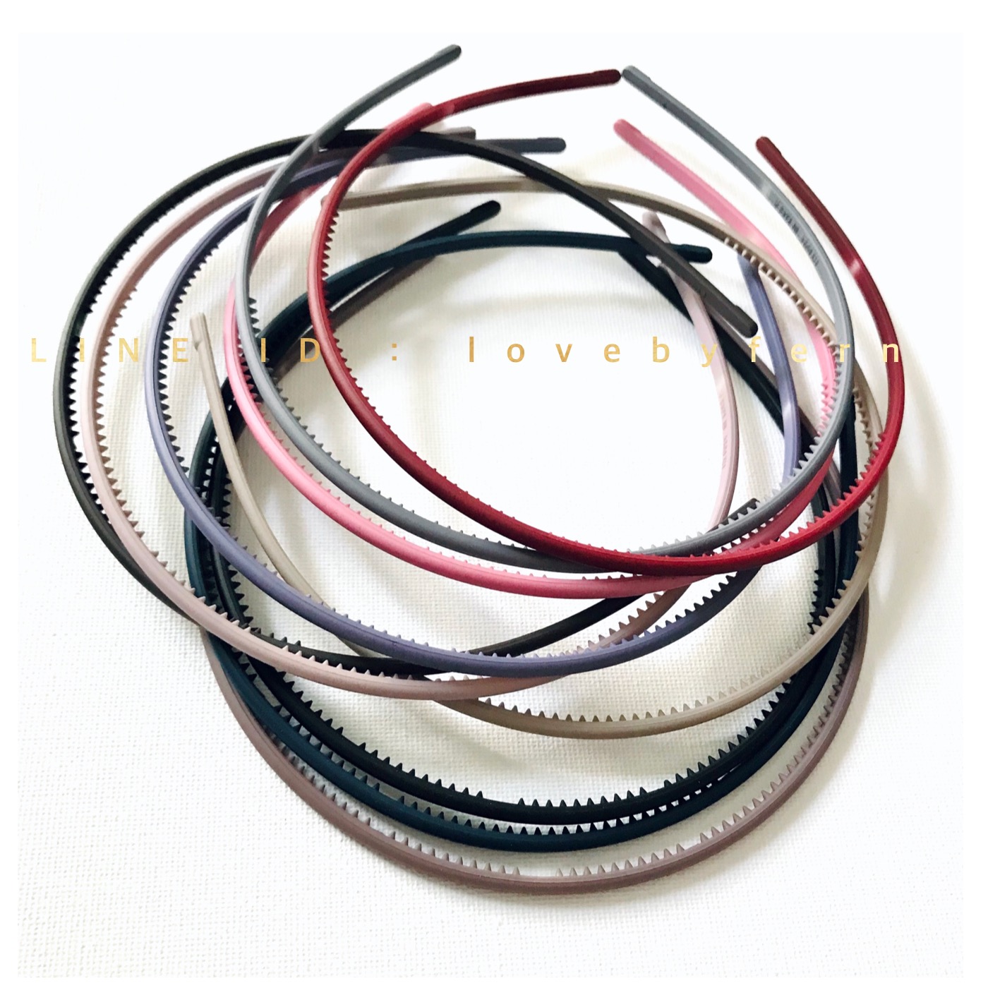 ที่คาดผมเกาหลีสีพื้น รุ่นคลาสสิคมินิมอล มีหลายสีให้เลือกค่ะ *โปรดระบุสีเมื่อสั่ง ใส่คู่ก็เก๋ ใส่เดี่ยวก็น่ารักค่ะ ยืดหยุ่นสูง ไม่บีบขมับ ไม่กินผม #MadeinKorea #คาดผมเกาหลี #lovebyfern
