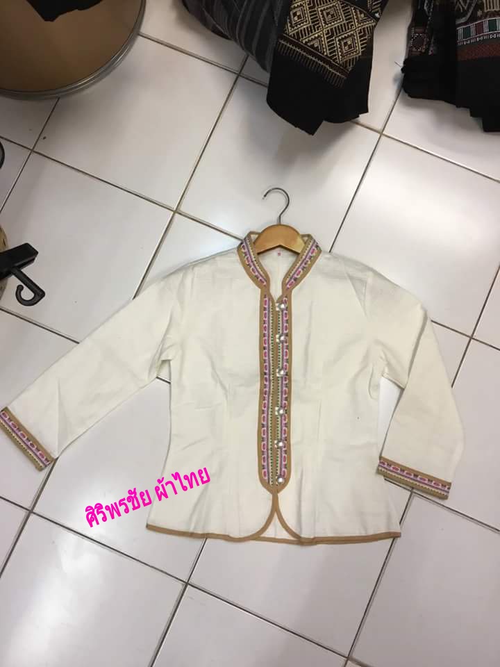 เสื้อผ้าไทยแขนสามส่วนสีขาว เสื้อผ้าฝ้ายสวยๆสีขาวเดินเทปคู่ เสื้อทำงานผ้าไทยแขนสามส่วน เสื้อผ้าฝ้ายคอจีนสีขาว