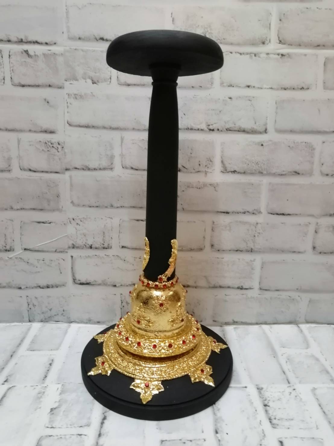 ขาตั้ง ฐานวางเศียร ขนาดครอบ สูง 16 นิ้ว ตีลาย ปิดทอง ประดับเพชร (ทอง-ดำ)