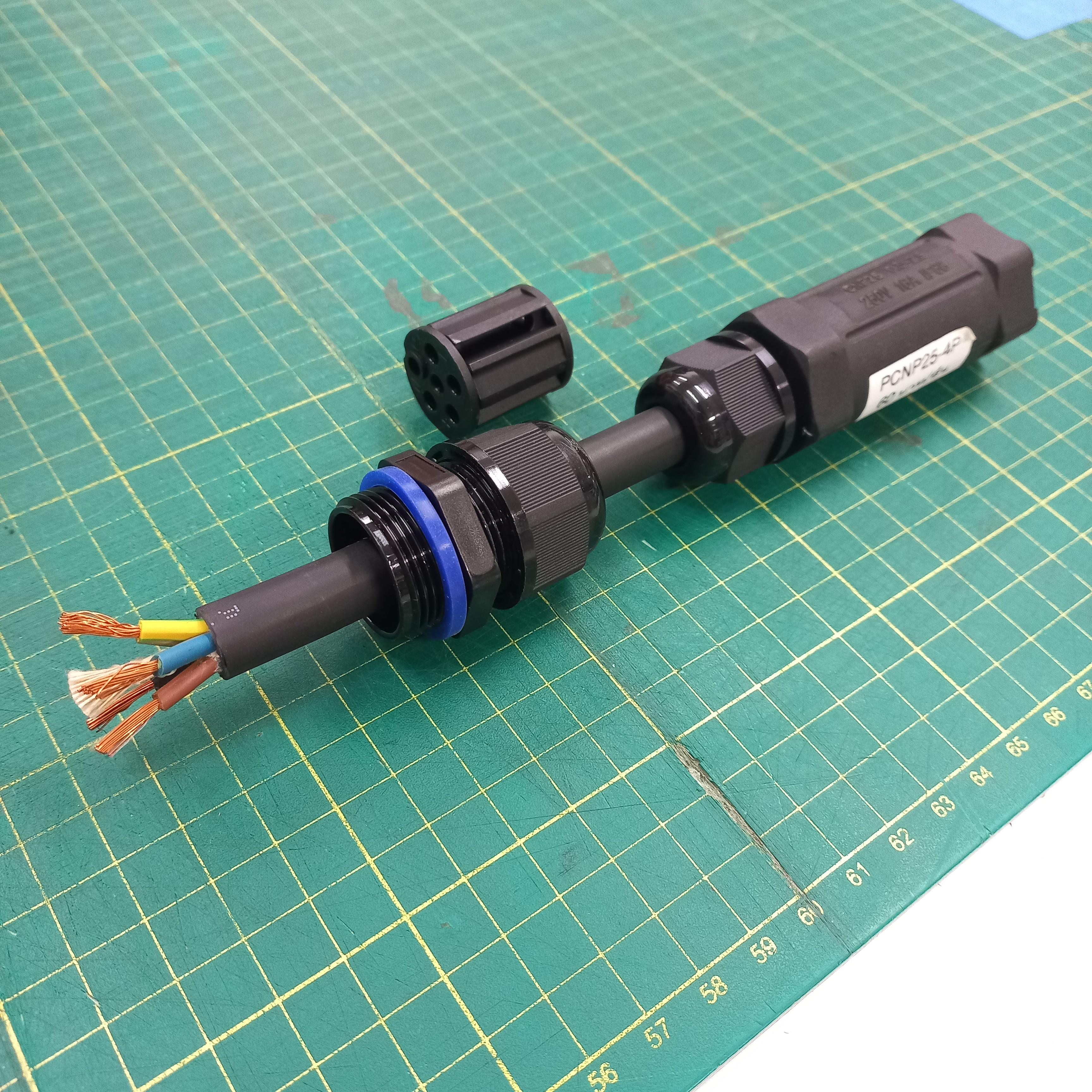 ข้อต่อสายไฟกันน้ำ ใช้กับสายไฟฟ้า เบอร์ 0.5 ถึง 2.5 mm² 4 เส้น แบบขันน็อต