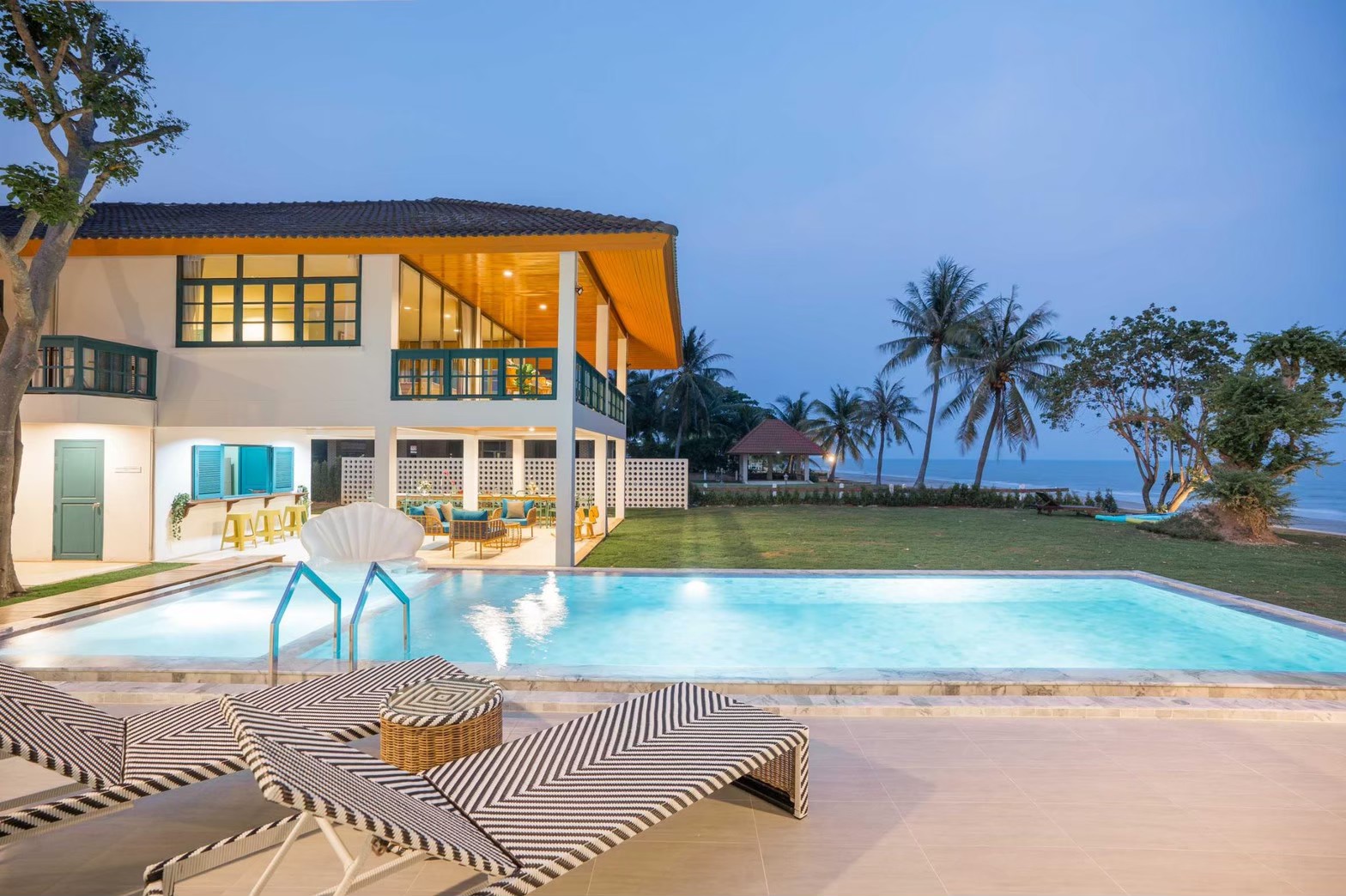 HR15050 บ้านพักติดทะเล The Century Beach Villa Cha Am