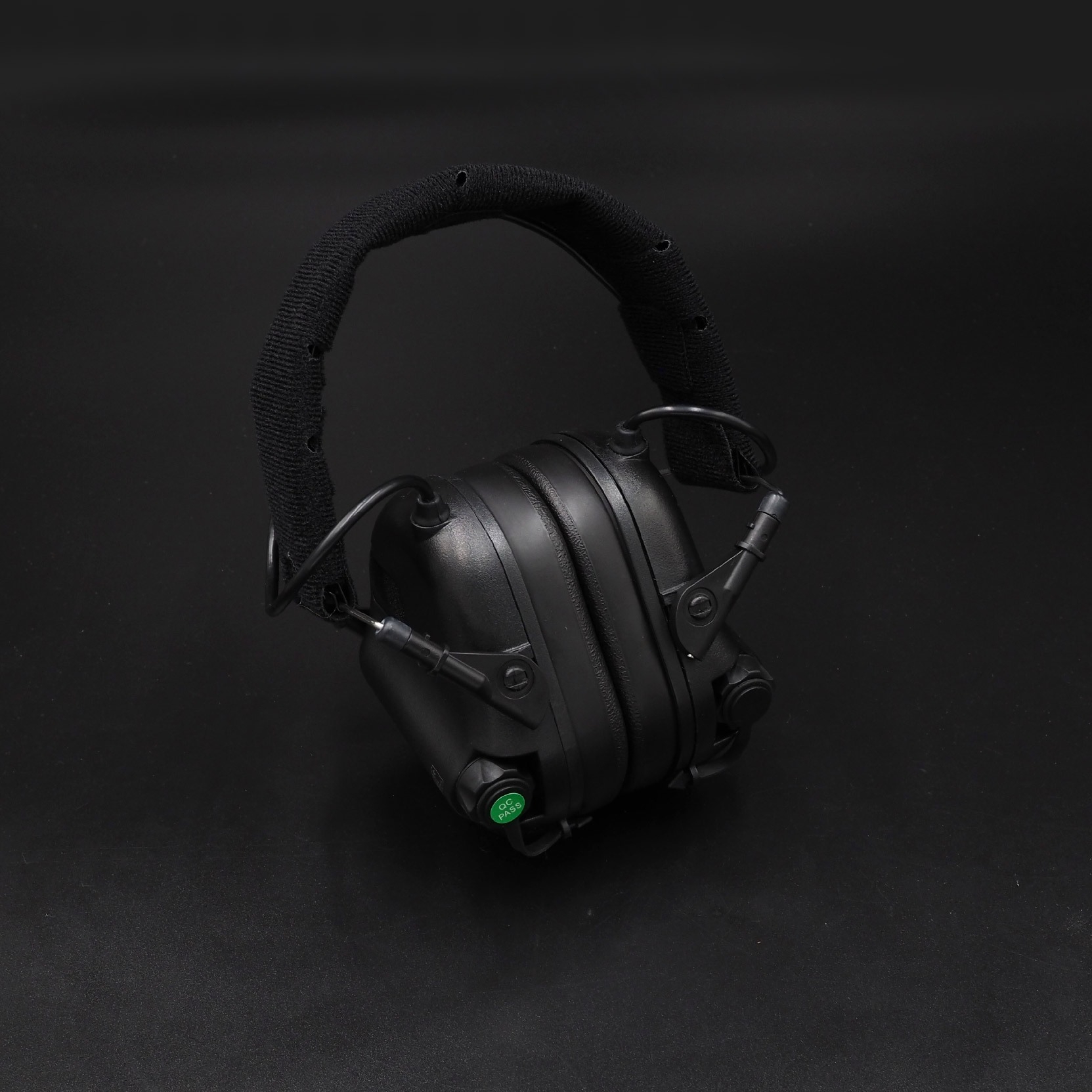 New. ครอบหูฟัง Earmor M31 MOD4 ( Earmor M31 Tactical Headset ) 🔱 ออกแบบมาเพื่อใช้ลดเสียงดังในสถานที่ต่างๆ เช่น สนามยิงปืน, โรงงานอุตสาหกรรม, เครื่องจักรหนัก, ลานบิน เป็นต้น 🔱 ช่วยตัดเสียงที่ดังเกิน 82 dB (NRR22 ) 🔱 ช่วยขยายเสียงที่