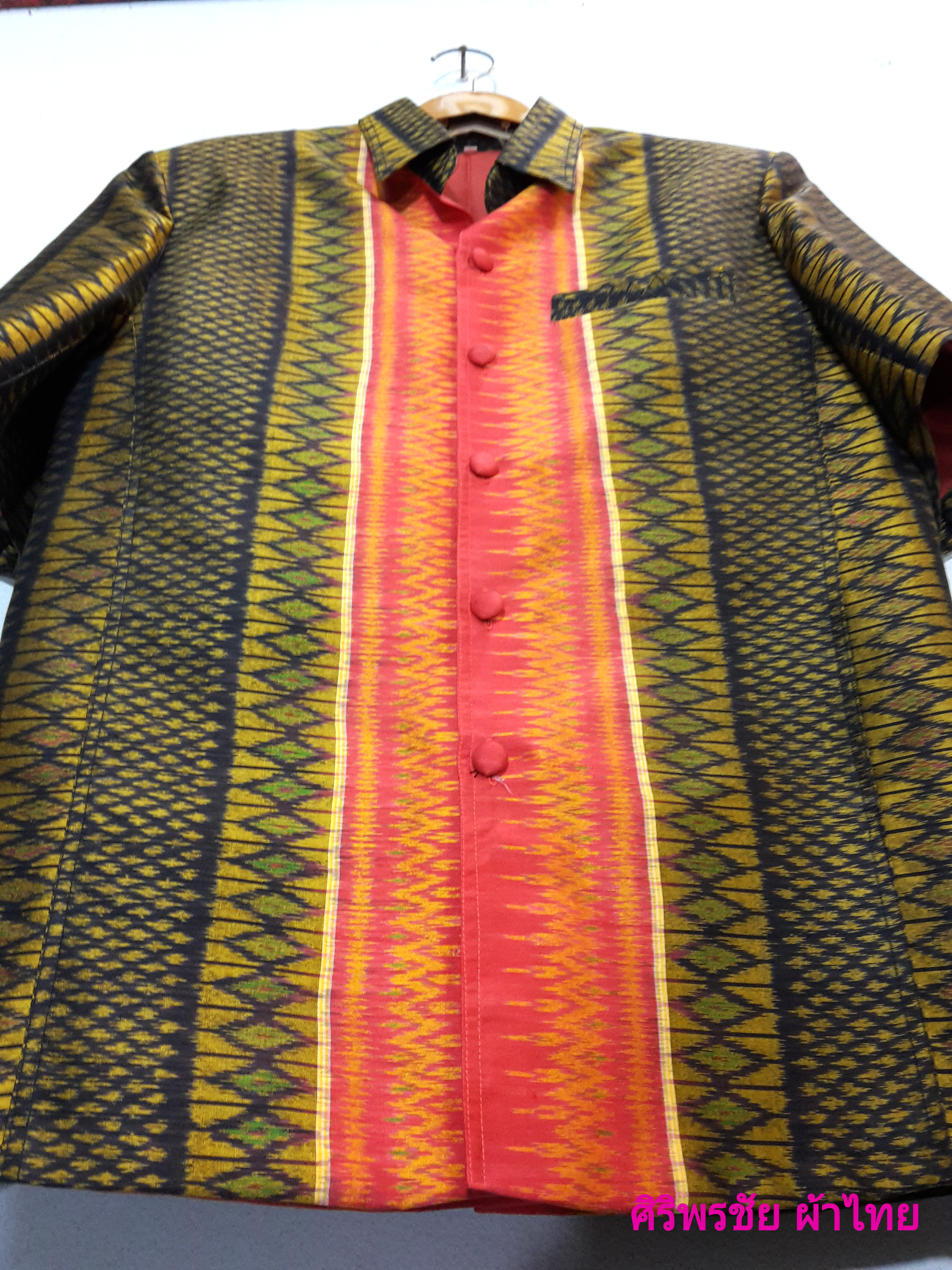 เสื้อสูทชายไหมแท้มัดหมี่ตีนแดง เสื้อสูทชายไหมแท้ สูทผ้าไทยชาย ซาฟารีผ้าไหมชาย สูทผ้าไหมมัดหมี่แท้สีแดงเลือดนกทอมือ5 สี ไหมมัดหมี่ทอมิ M