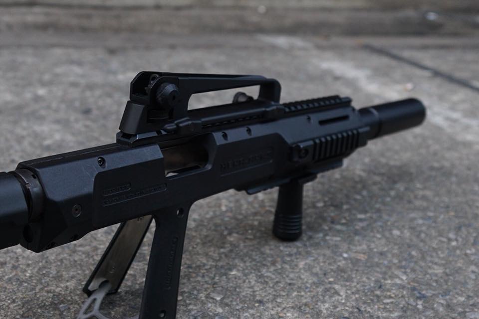 New.HERA ARMS cabine conversion kit สำหรับปืนสั้น 1911 มาพร้อมท่อมีลักษณะคล้ายไซเรนเซอร์ แต่ภายในกลวง รูโต มโหฬาร กว้างเหมือนปากแก้วน้ำ ภายในเสริมโครงโลหะ เพิ่มความแข็งแรงทำให้มันรับแรงรีคอล์ยได้สูง แต่ ไม่มีพานท้าย และกิ๊ฟมือหน้า มาให้ ใส่พานท้าย M4 ได้ค