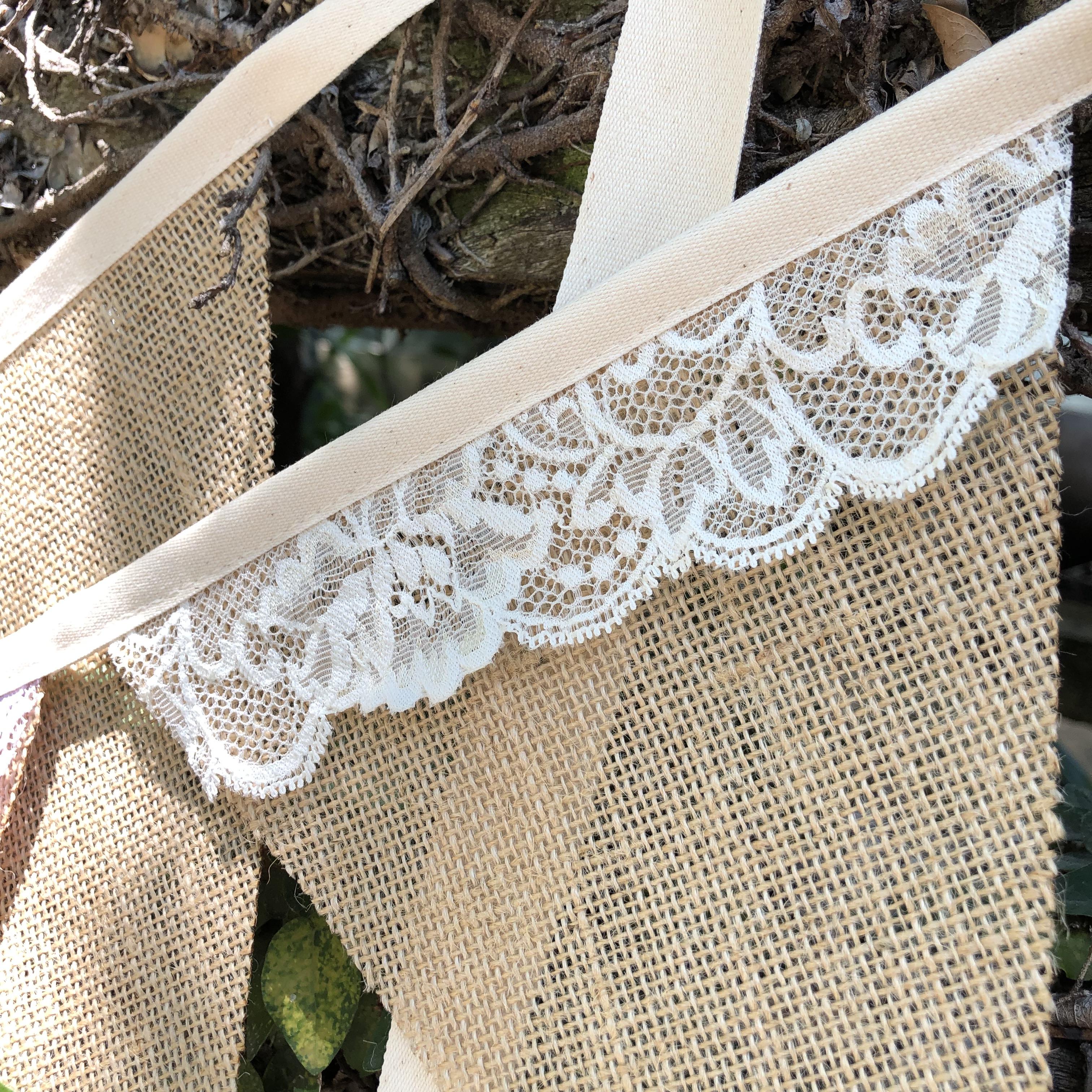 ธงผ้ากระสอบ แต่งด้วยลูกไม้