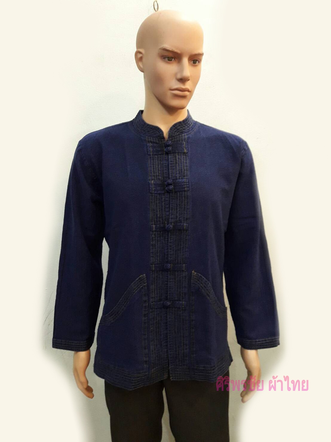 เสื้อผ้าไทยชายผ้าพื้นเมือง เสื้อผ้าฝ้ายชายแต่งผ้าขลิบลายและปักผ้าด้นมือแต่งเย็บเรียงขอบ เสื้อผ้าฝ้ายลายลูกแก้วชายม้อฮ่อมแต่งกระเป๋าปืน