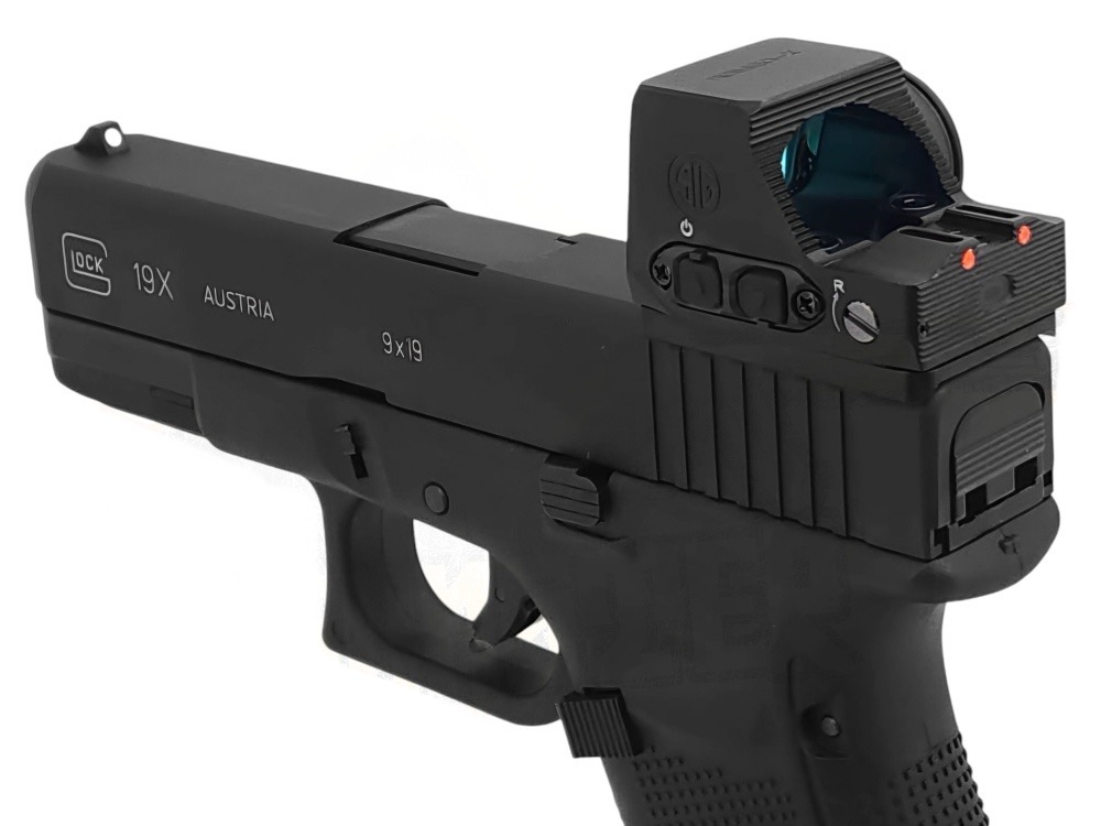 New. Red Dot Sig Sauer ROMEO-X Compact งานเกรด AAA Full Marking (Scale 1:1) ทนแรงรีคอยน์ปืน GBB ได้ สามารถติดตั้งบน P365 ได้โดยไม่ต้องมีเพลท จุดเล็ง สีแดง ปรับสว่างได้ 9 ระดับ ขนาดของจุดแดงคือ 2 MOA และแบบวงครอบจุดขนาด 32 MOA มีศูนย์เล็ง Fiber Optic ให้ใน