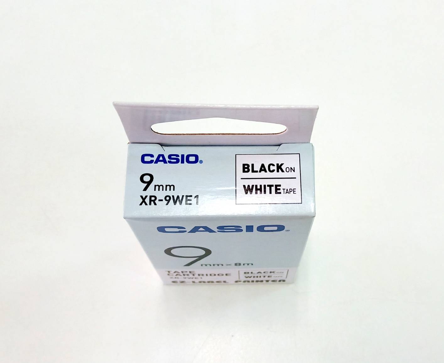 EZ-LABEL CASIO 9mm XR-9WE.สำหรับ เครื่องพิมพ์ฉลาก KL-Series CASIO PRINTER LABEL