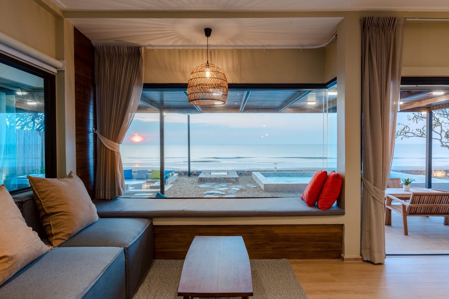 HR15055 บ้านพักติดทะเล The Coastal Vista Beach Villa