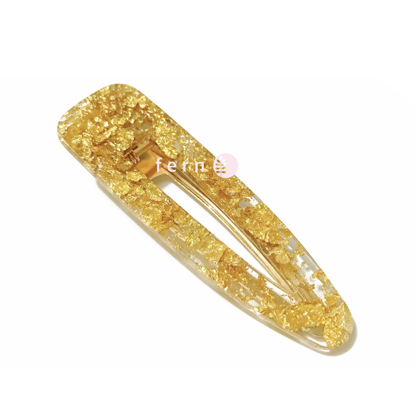 กิ๊บปากเป็ดขนาดกลาง ทรงสามเหลี่ยมเจาะขอบมนคลาสสิค อะคริลิคใสข้างใน glitter สีทอง ตัวเรือนสีทอง งานสวยเก๋ มินิมอลดูดี กิ๊บแน่นสปริงดี ขนาด 7 x 2 cm งานเกรดดีเลยค่ะ สวยเนี๊ยบ
