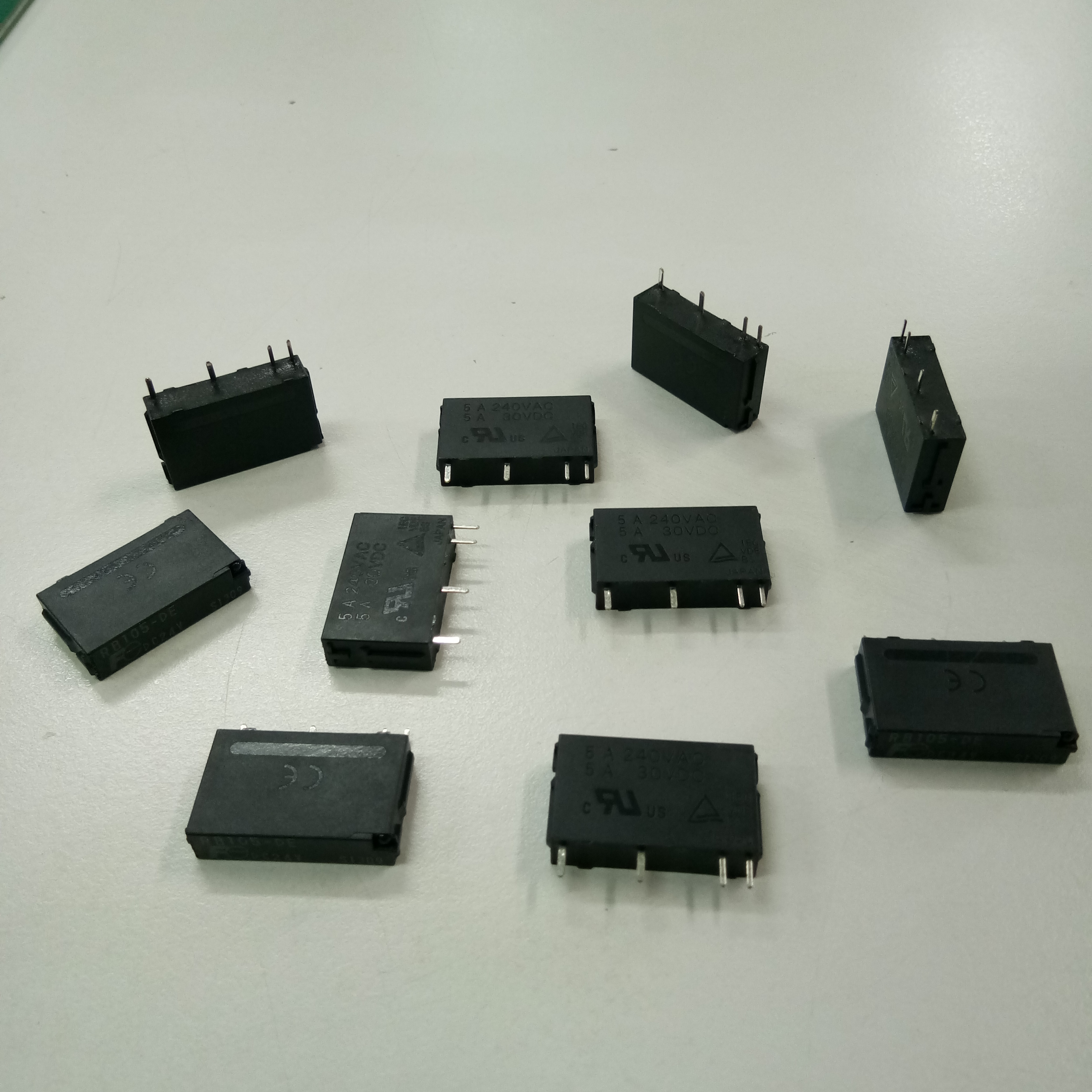 รีเลย์การ์ด RELAY FUJI RB105-DE 24VDC 5A