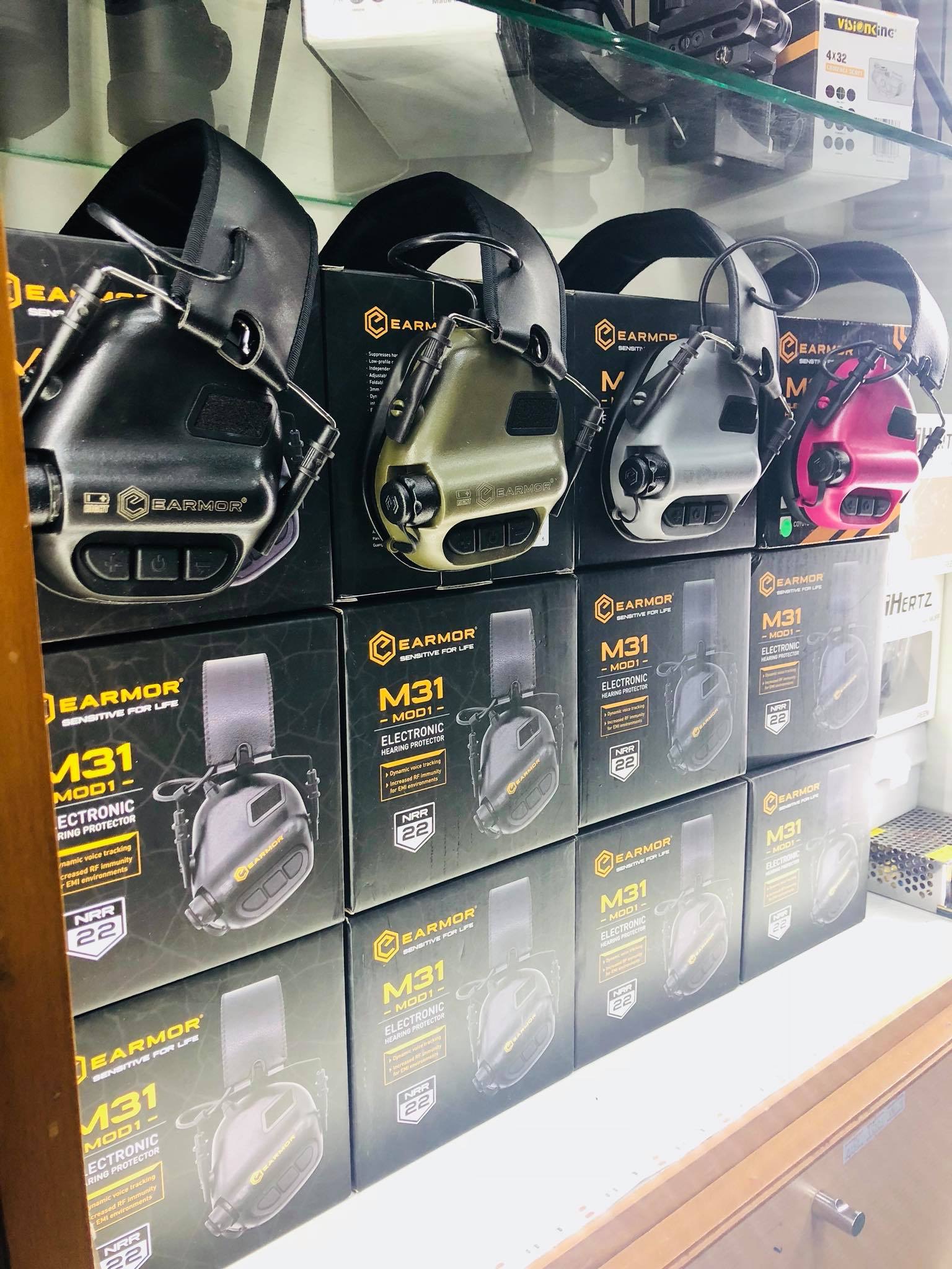 New.EARMOR M31 หูฟังตัดเสียงปืน ขยายเสียงพูด สีเขียว / สีทราย / สีดำ / เทา / ชมพู ตัดเสียงดังที่เกิน 88Dbs เช่น เสียงปืน เสียงเครื่องจักร ซึ่งเป็นเสียงที่ดังอันตรายต่อประสาทการรับฟังของมนุษย์ เเต่ขยายเสียงพูดคุย กันน้ำระดับ IPX-5 ใช้ถ่าน AA x 2 ระบบปิดอัต