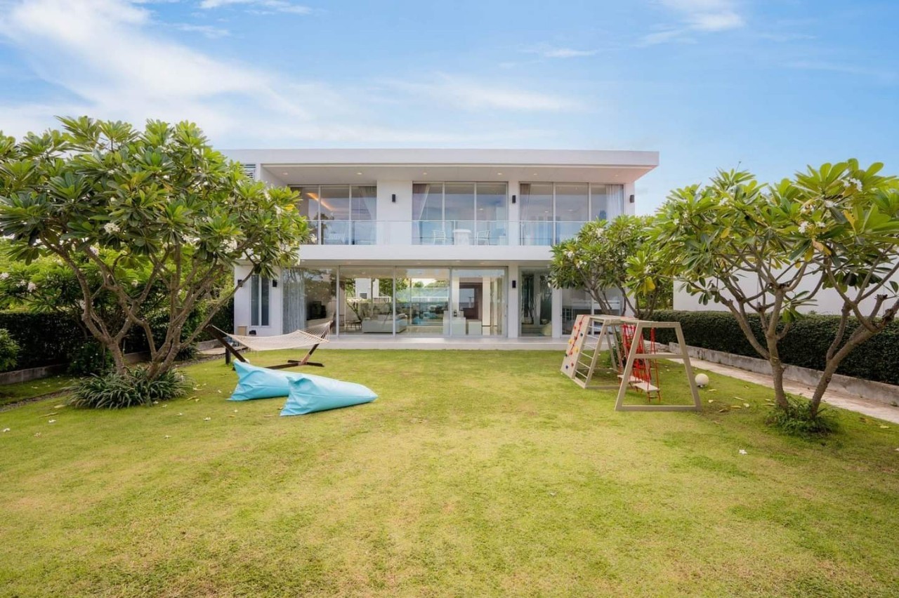 HR15049 บ้านพักติดทะเล The Breezy Beach Pool Villa Cha Am