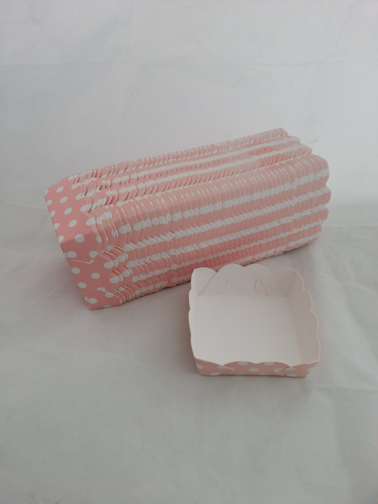 ฐานขนม ชมพูจุดขาว(ขึ้นรูป)7*7ซม.50ใบ