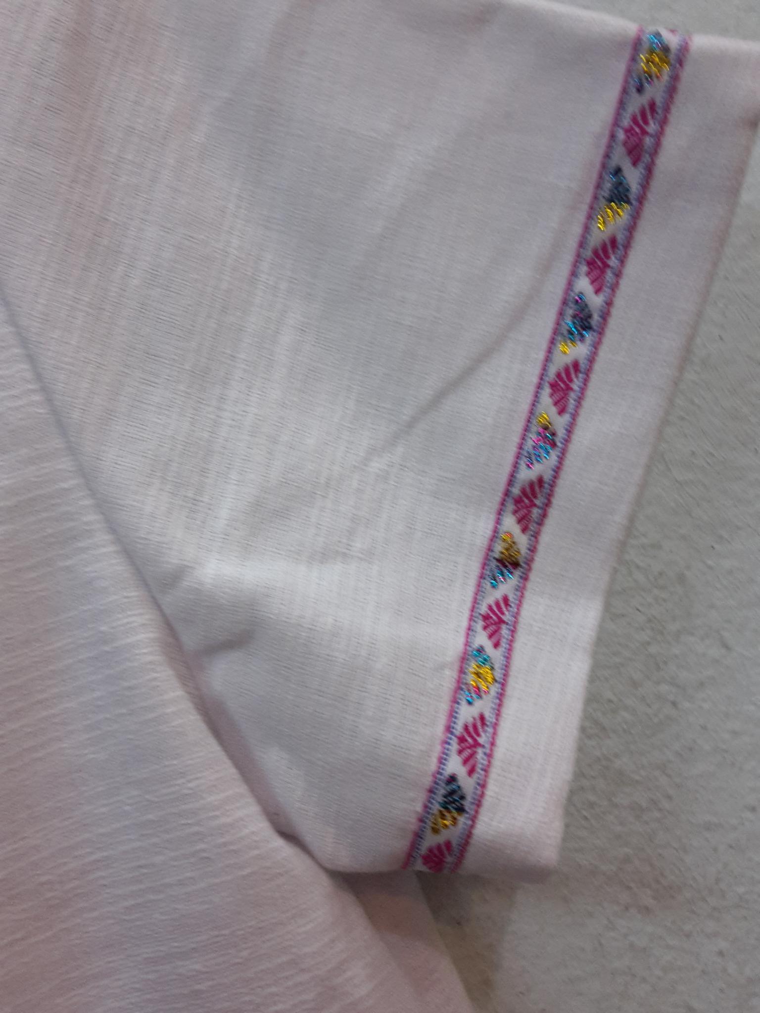 เสื้อผ้าไทยสีขาว เสื้อผ้าฝ้ายสีขาว เสื้อใส่ผ้าซิ่น เสื้อผ้าฝ้ายสีขาวคอจีนปีน แต่งผ้ากุ้นสีชมพู