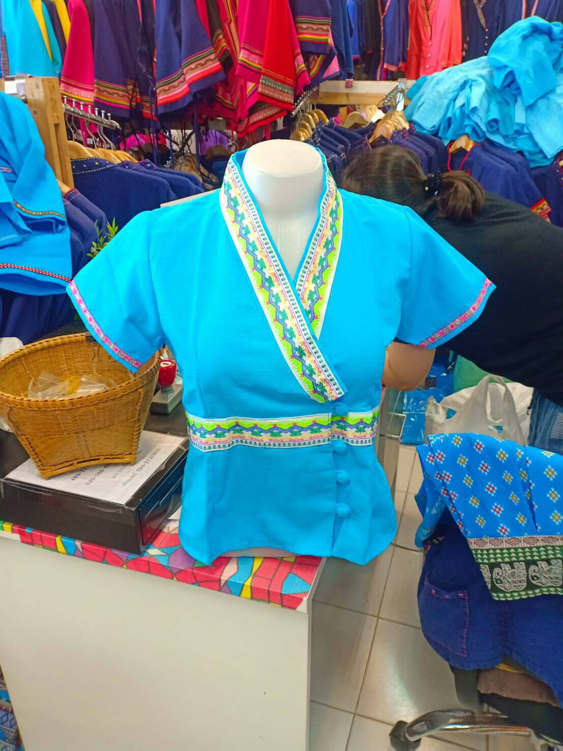 เสื้อผ้าไทยพื้นเมืองสีฟ้า #เสื้อผ้าฝ้ายสีฟ้า เสื้อ #เสื้อทำงานผ้าไทยสีฟ้า #เสื้อผ้าฝ้ายสีฟ้าแต่งผ้าแถบกุ้นสี สีฟ้า