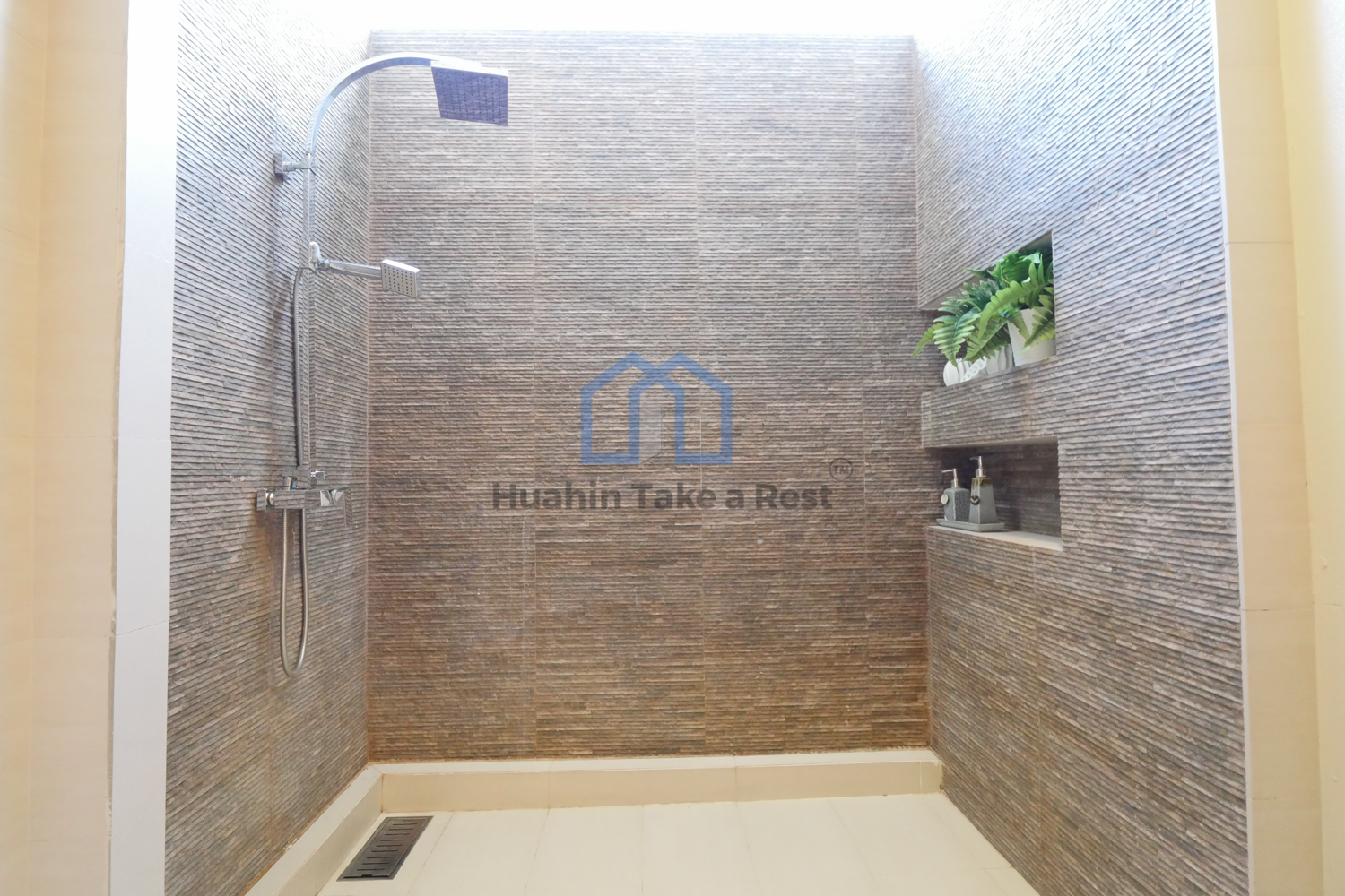HR15009 บ้านซีบรีซ วิลล่าติดทะเลสุดหรู