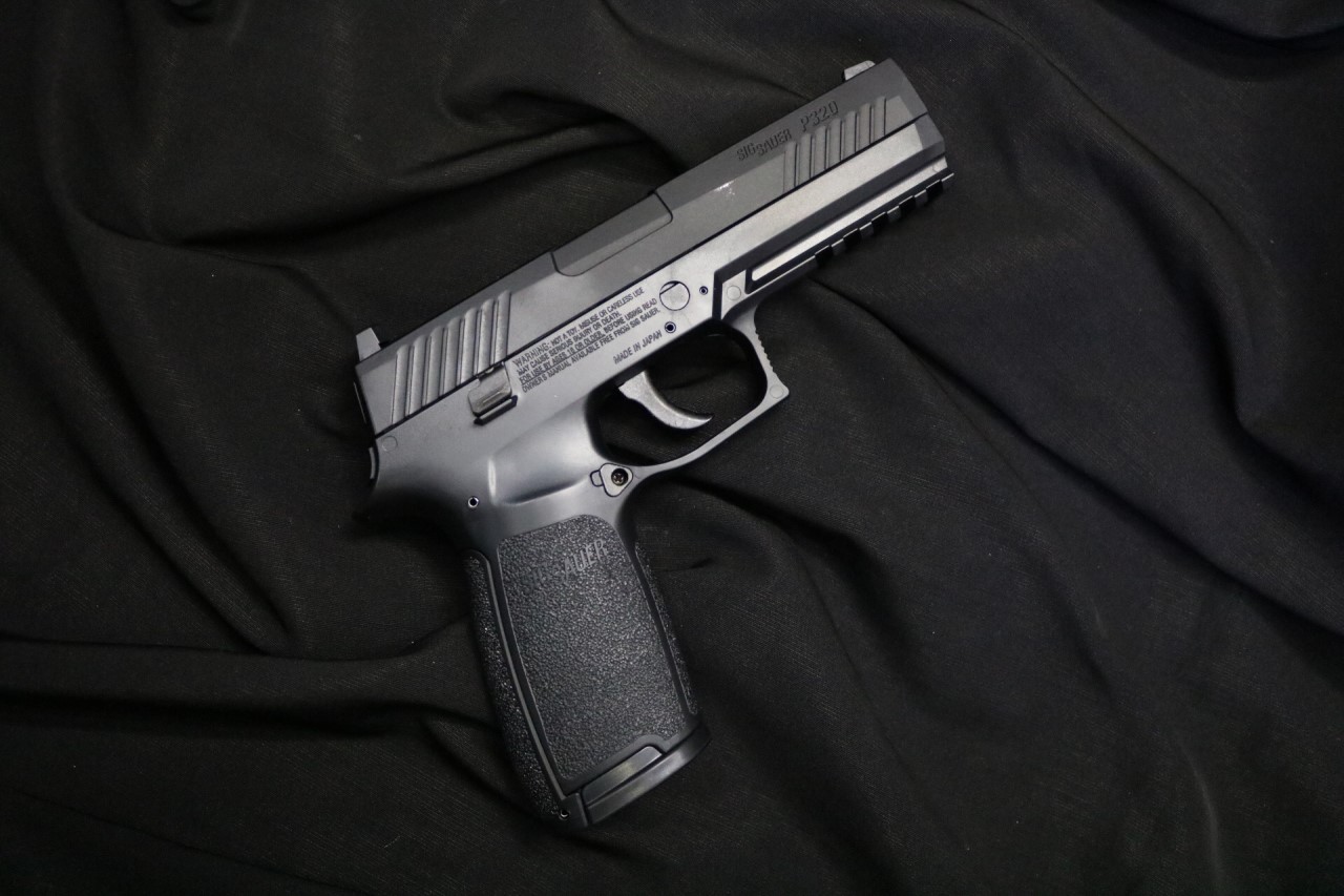 https://youtu.be/UZ3H1Hgyg48 New.SIG Sauer P320 Pistol co2 1.77 Uses a 12-gram CO2 cartridge Semi-auto 30rd belt-fed mag Manual safety Fixed white dot sights Blowback Metal slide Polymer frame Weaver/Picatinny accessory rail Same styling and trigger pull
