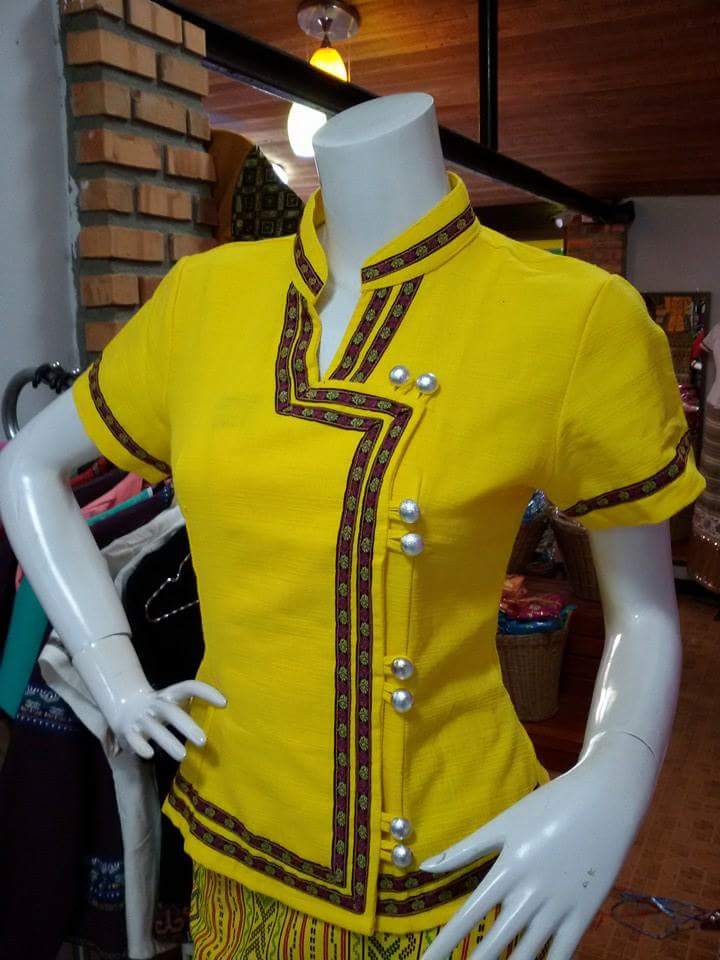 เสื้อผ้าไทยสีเหลือง เสื้อผ้าฝ้ายสีเหลือง เสื้อใส่ผ้าซิ่น เสื้อผ้าฝ้ายสีเหลืองคอจีนปีน แต่งผ้ากุ้นสีเงิน