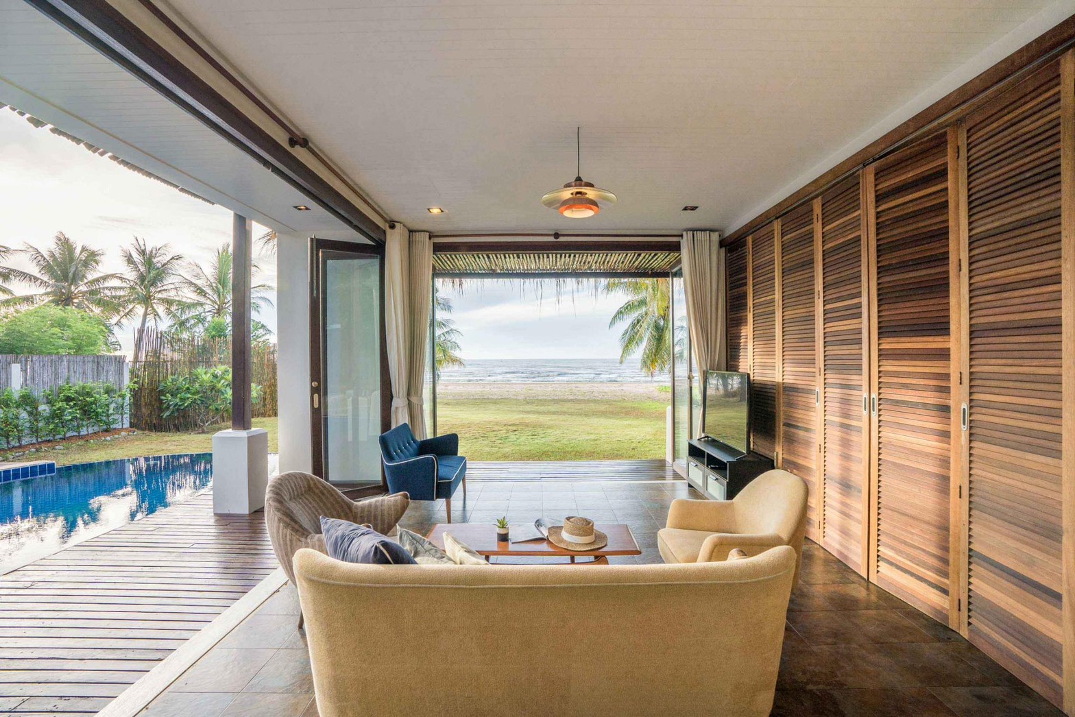 HR15061 บ้านพักติดทะเล The Pamila Beach Villa Kuiburi