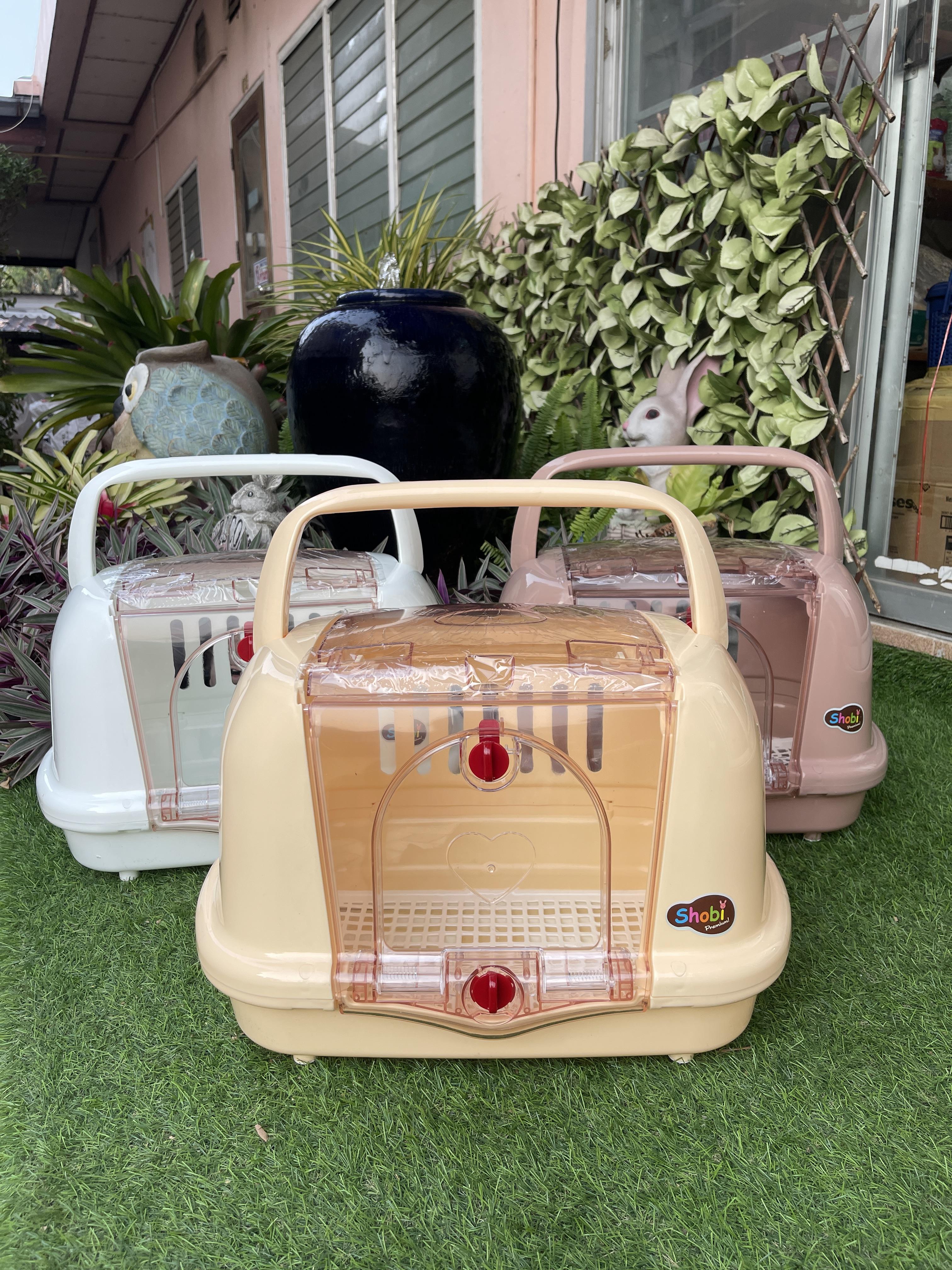 B1548-1 กรงเดินทางนำเข้า ขนาด W.36xL.51xH.33cm.ประตูใสเปิดได้3บาน,ตัวล็อคหมุนเปิดปิดง่าย,น้ำหนักเบาแข็งแรงสวยหรูดีดีมากค่ะ