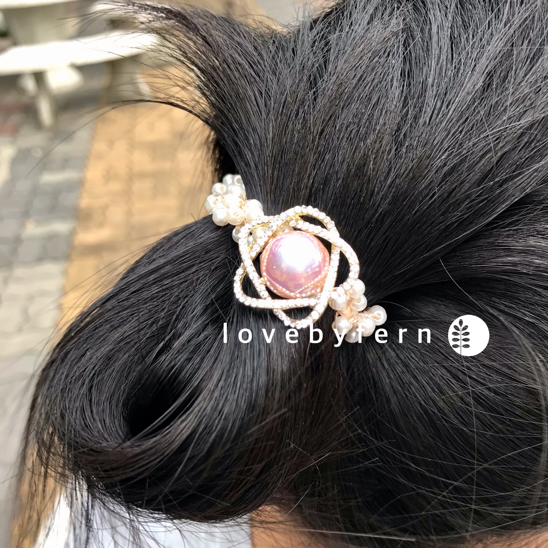 ยางมัดผมมุกหวานๆ ดอกไม้เพชรวิบวับเกสรมุกสีชมพู วาว ขนาด 2.5 cm แต่งมุกจิ๋วสีครีม สวยน่ารักมากๆ แน่น ไม่กินผม