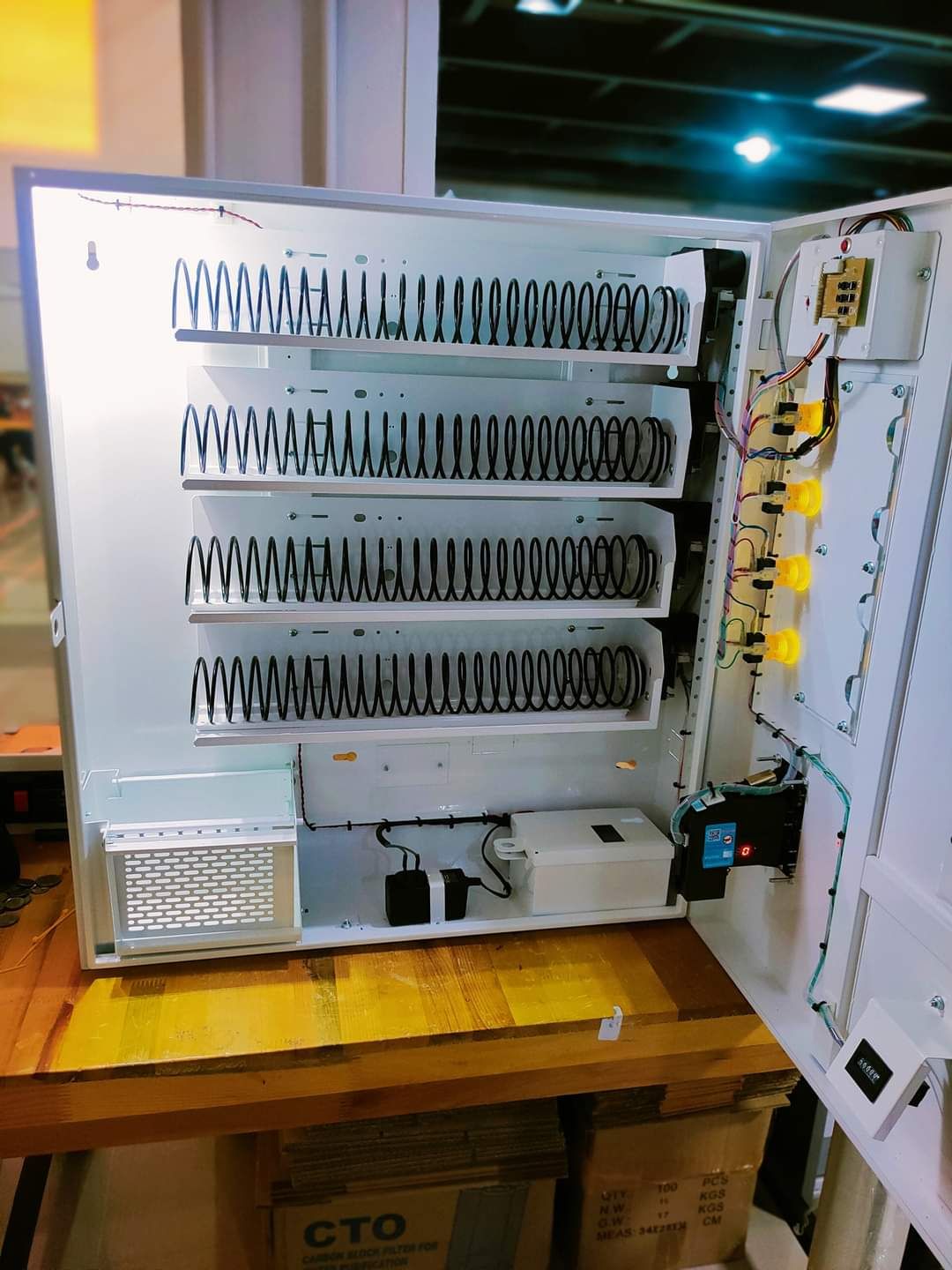 เครื่องจำหน่ายสินค้าหยอดเหรียญ สามารถใช้จำหน่ายสินค้าชนิดต่างๆ แบบบรรจุซองได้4ชนิด