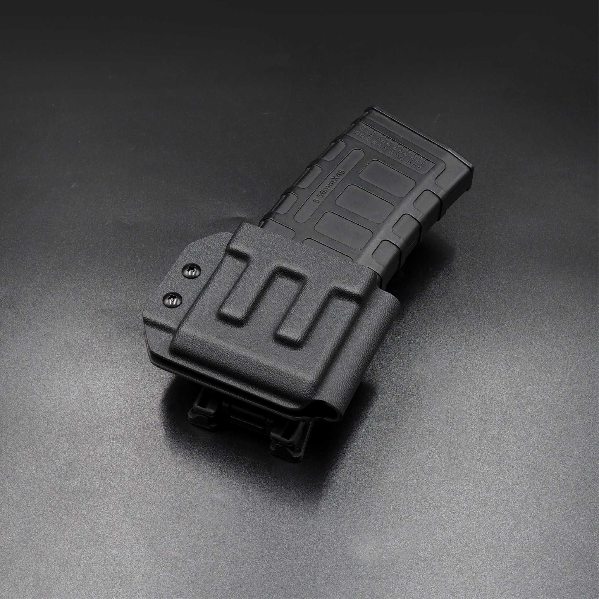 New.FogGear 5.56 Mag Holster ⭕ซองผลิตจาก Kydex เกรดคุณภาพ ⭕ช่องสำหรับใส่แม็ก 5.56 * 1 ⭕มีขากระเดื่องสำหรับปรับความกระชับ ⭕ขากระเดื่องถอดได้ ใส่ลูกยางแทนที่ได้ ⭕ตัวล็อค Teklok ปรับระดับเข็มขัดได้สูงสุด 2.4" ⭕ Teklok สามารถปรับองศาในการใช้งานได้