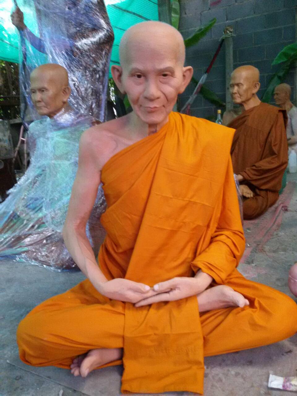 รูปเหมือนหลวงพ่อเกษม เขมโก สำนักสงฆ์สุสานไตรลักษณ์ ขนาดหน้าตัก 30 นิ้ว