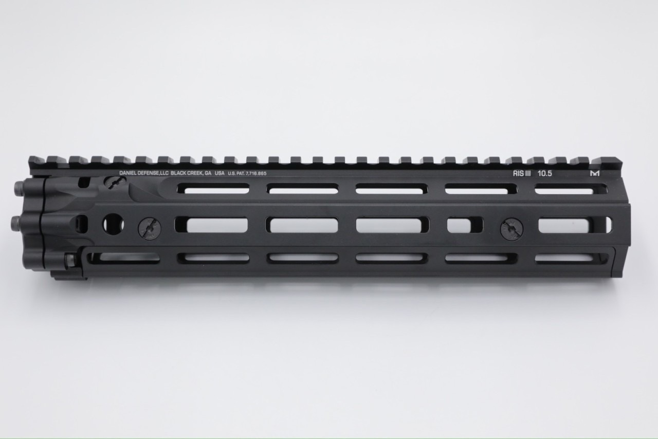 New. ชุดหน้า ยี่ห้อ Daniel Defense RIS III รุ่นความยาว 10.5" ระบบราง M-Lok มี2สีให้เลือก สีดำ สีทราย