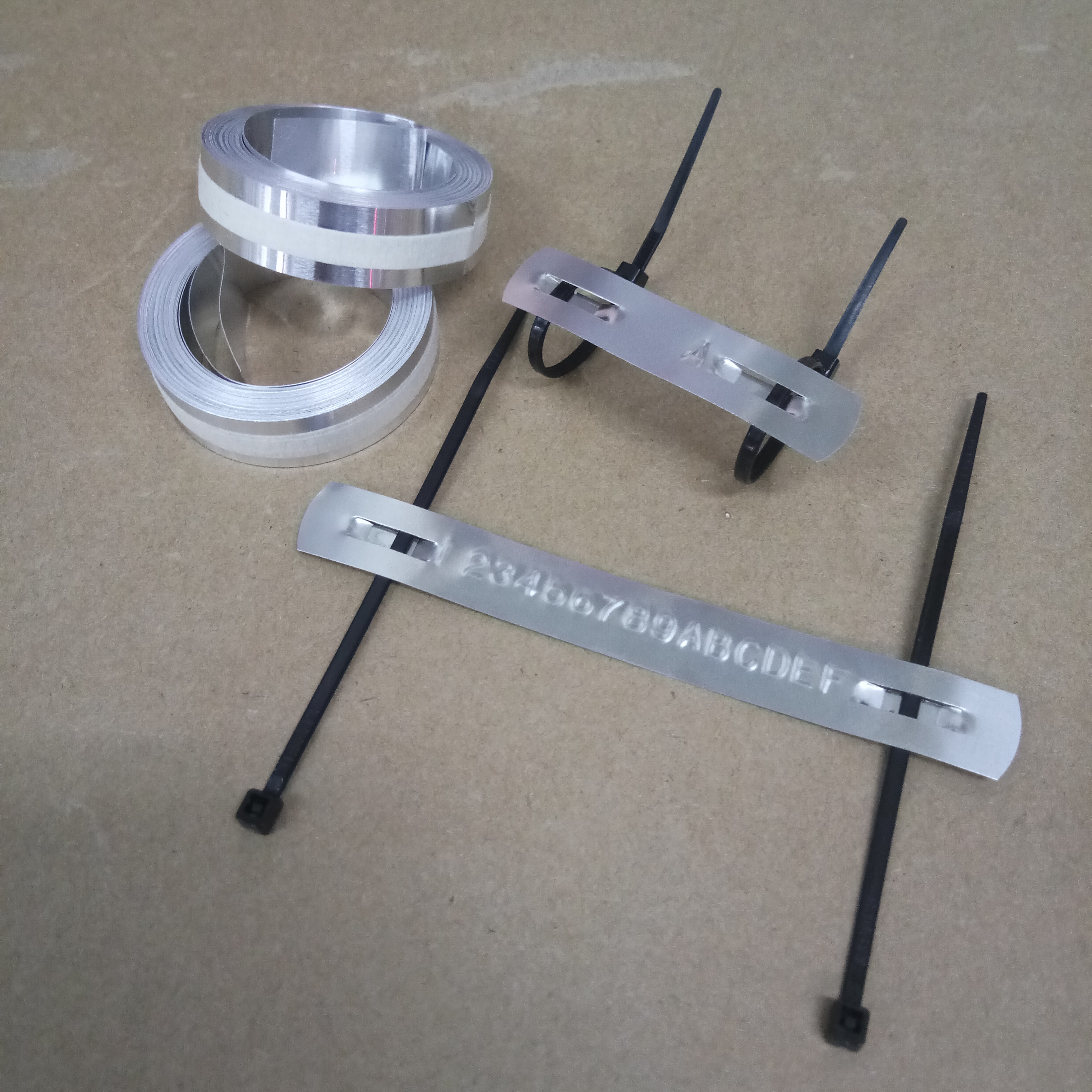 ม้วน - ป้ายแบบอลูมิเนียม 12mm*4.80m สำหรับเครื่องพิมพ์ DYMO Aluminium TAG EMBOSSER