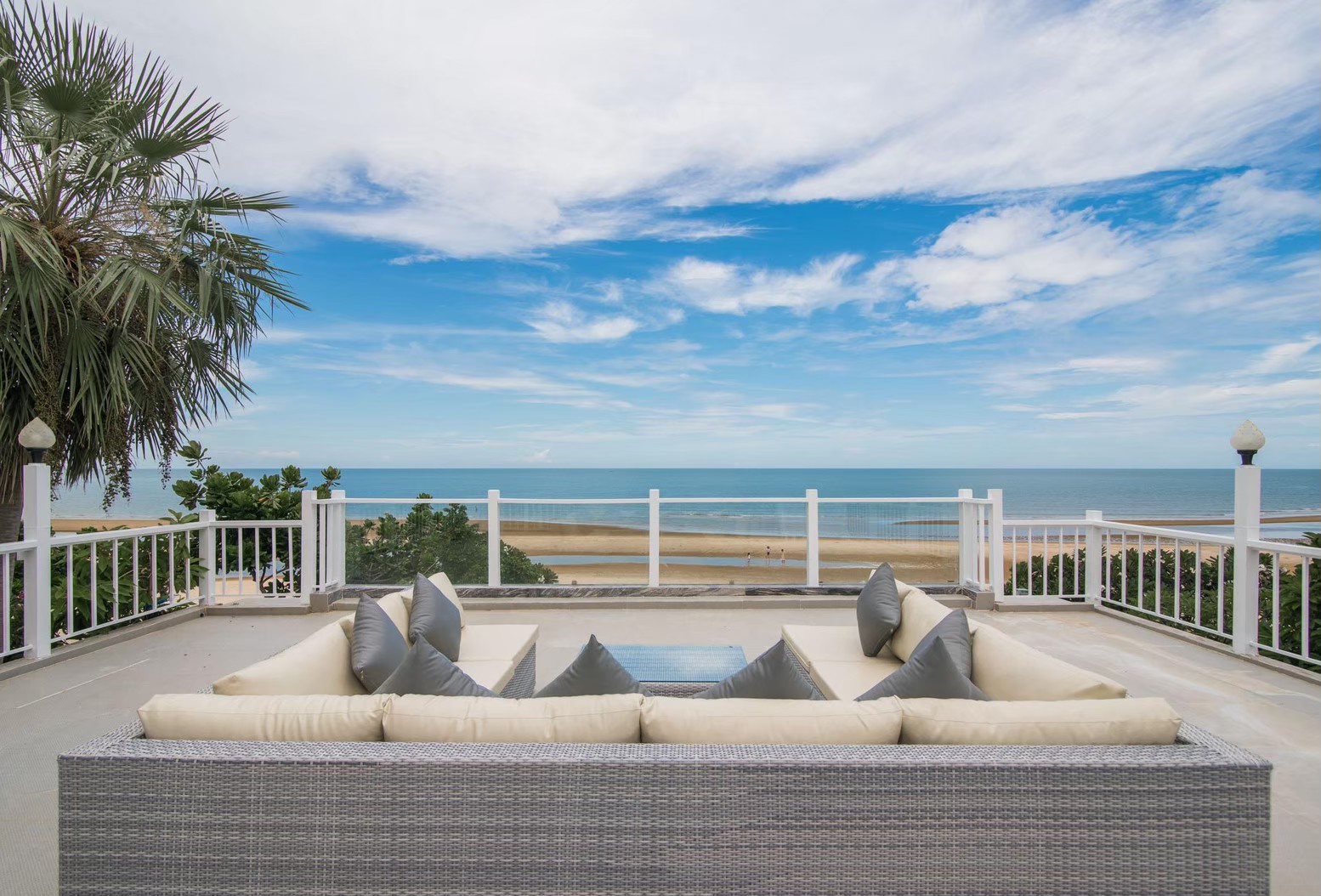 HR15045 บ้านพักติดทะเล The Moon Beach Villa