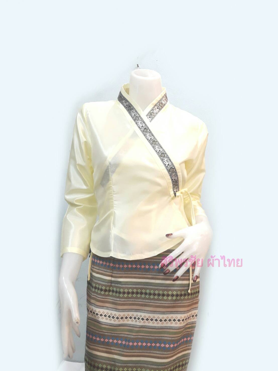 เสื้อผ้าไทยพื้นเมืองสไตน์เจ้านางสีครีม เสื้อผ้าไหมแก้วคอจีนไตน์เจ้านาง เสื้อใส่ผ้าซิ่น เสื้อใส่กับผ้าซิ่น เสื้อผ้าฝ้ายสีครีมคอจีนป้าย สีครีม L