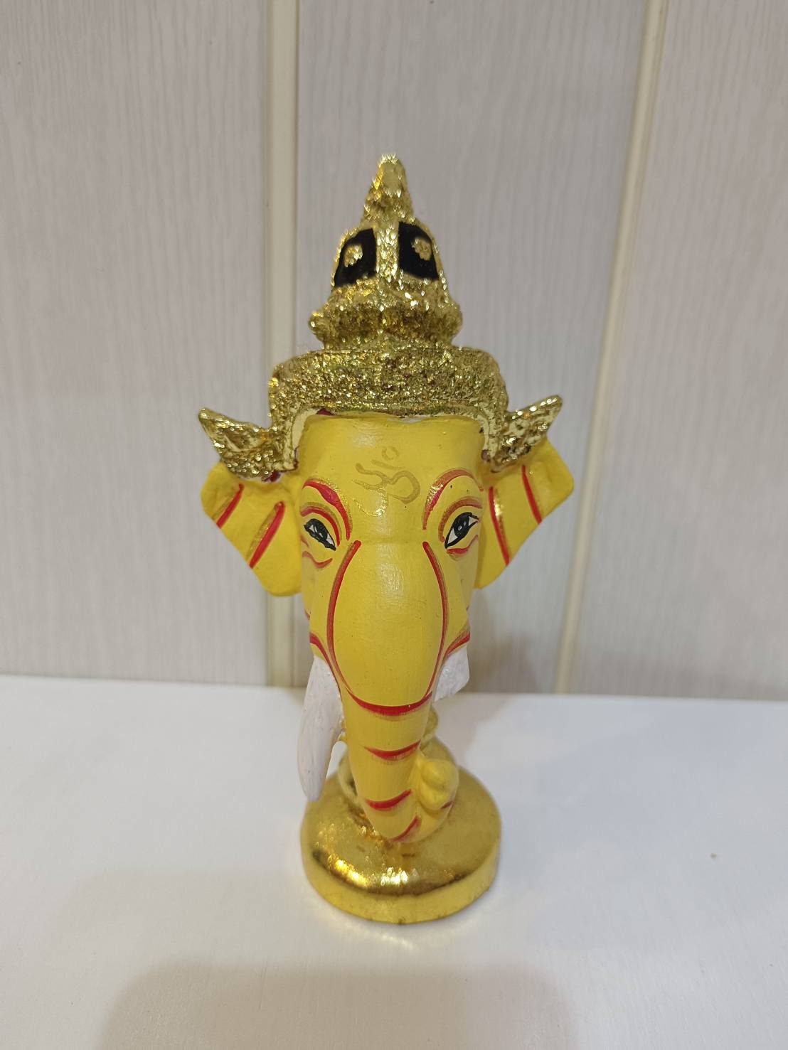 พระพิฆเนศ ขนาดจิ๋ว ขนาดตั้งหน้ารถ พร้อมฐานปิดทอง (สีเหลือง)