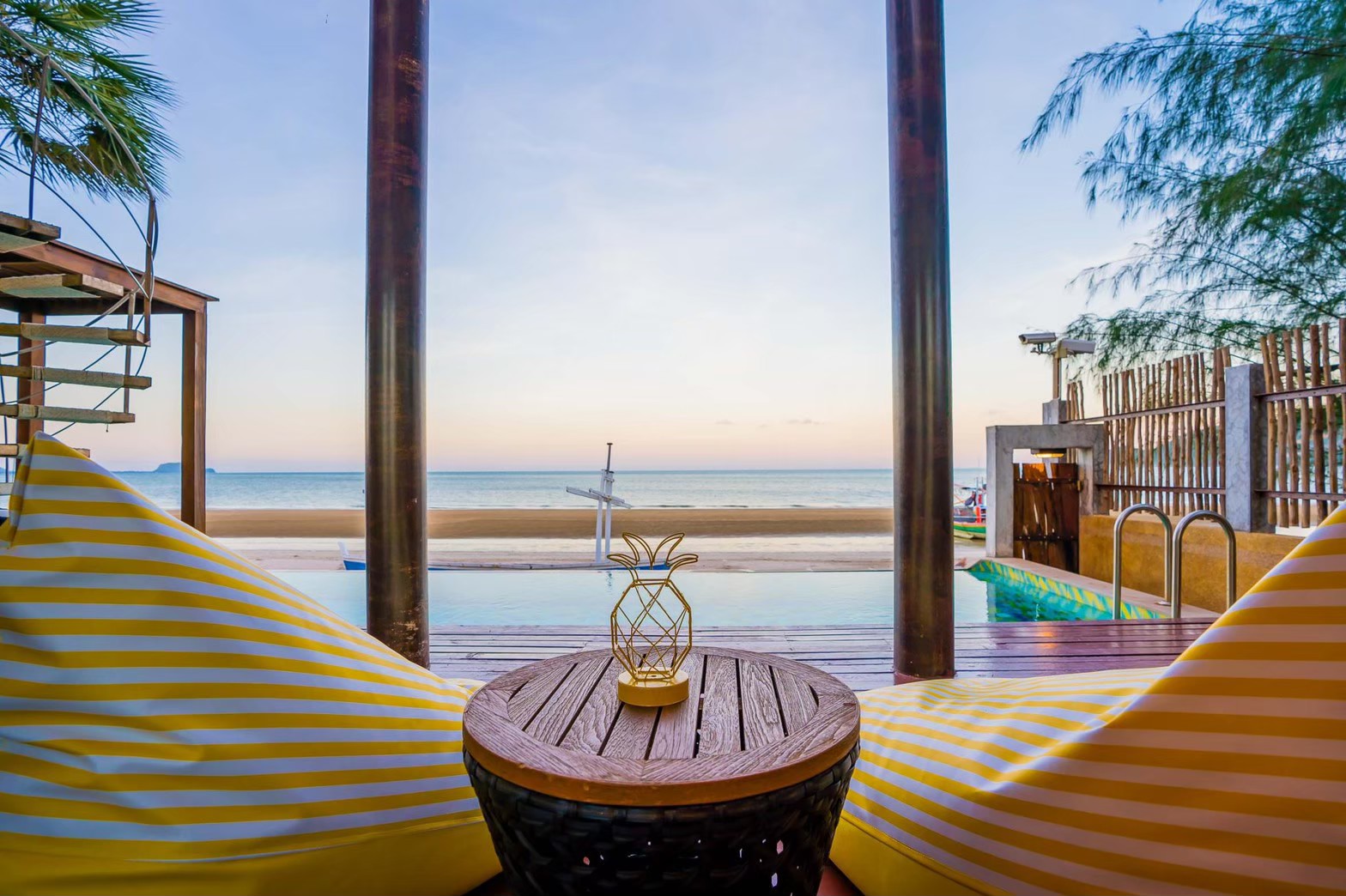 HR15064 บ้านพักติดทะเล The Ocean Beach Villa, Sam Roi Yod.