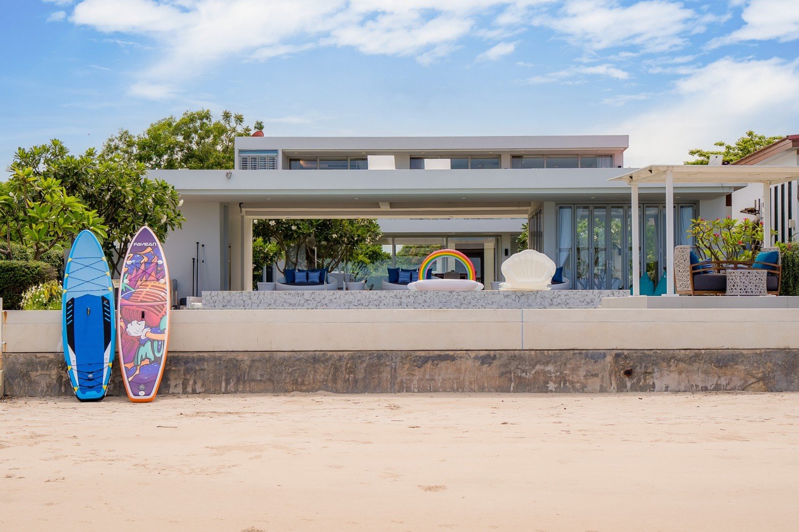 HR15049 บ้านพักติดทะเล The Breezy Beach Pool Villa Cha Am