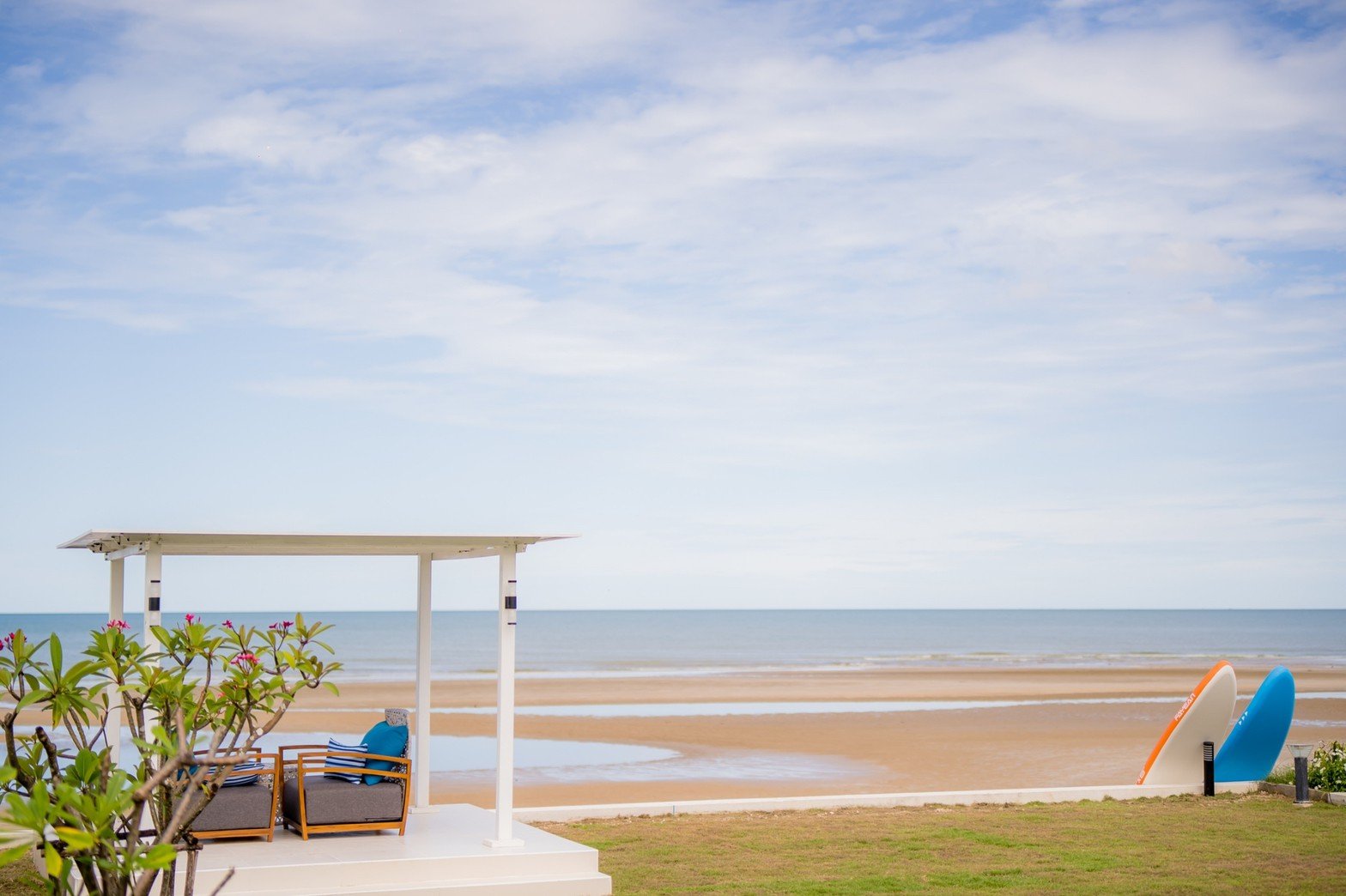 HR15049 บ้านพักติดทะเล The Breezy Beach Pool Villa Cha Am