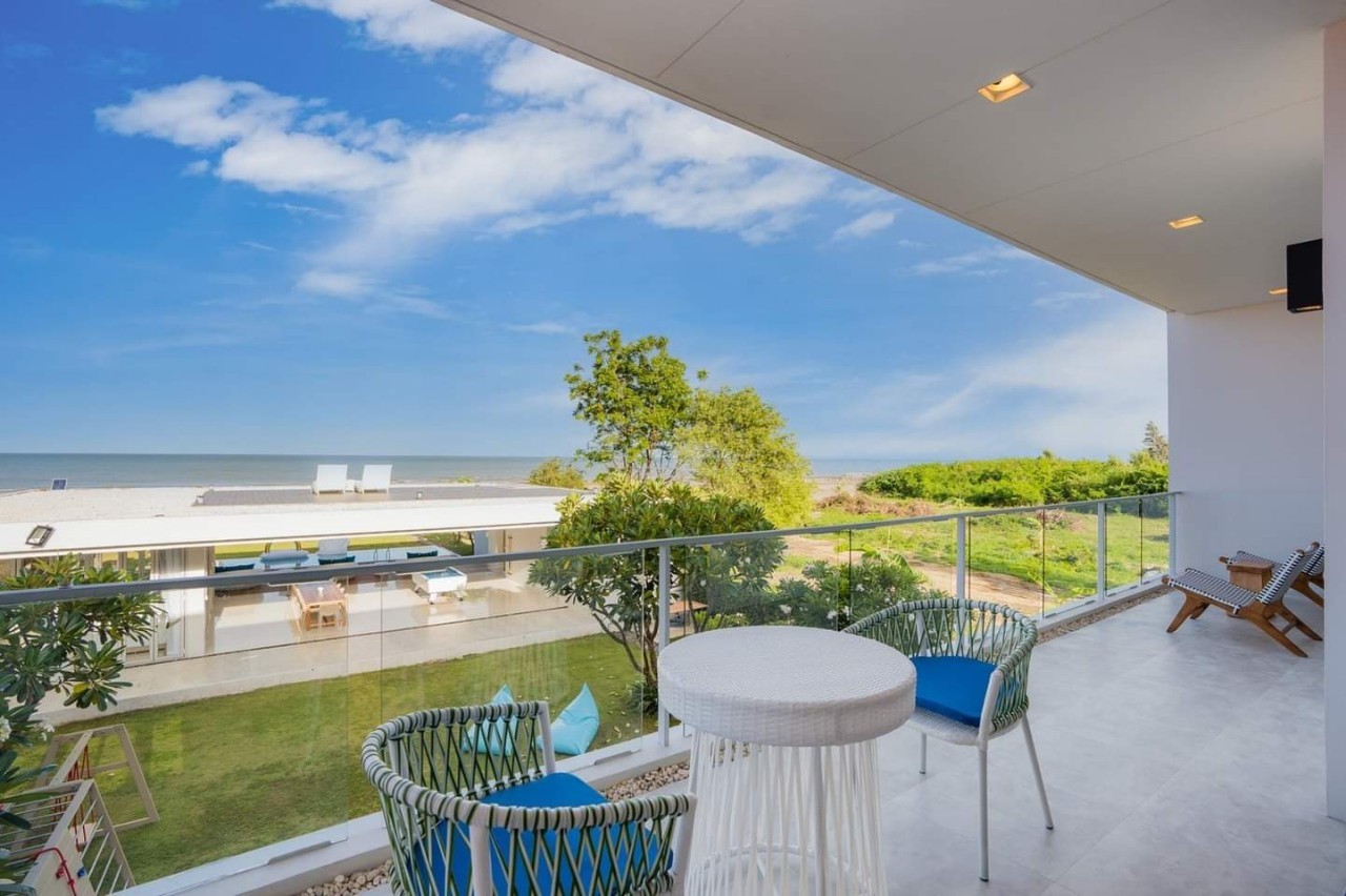 HR15049 บ้านพักติดทะเล The Breezy Beach Pool Villa Cha Am