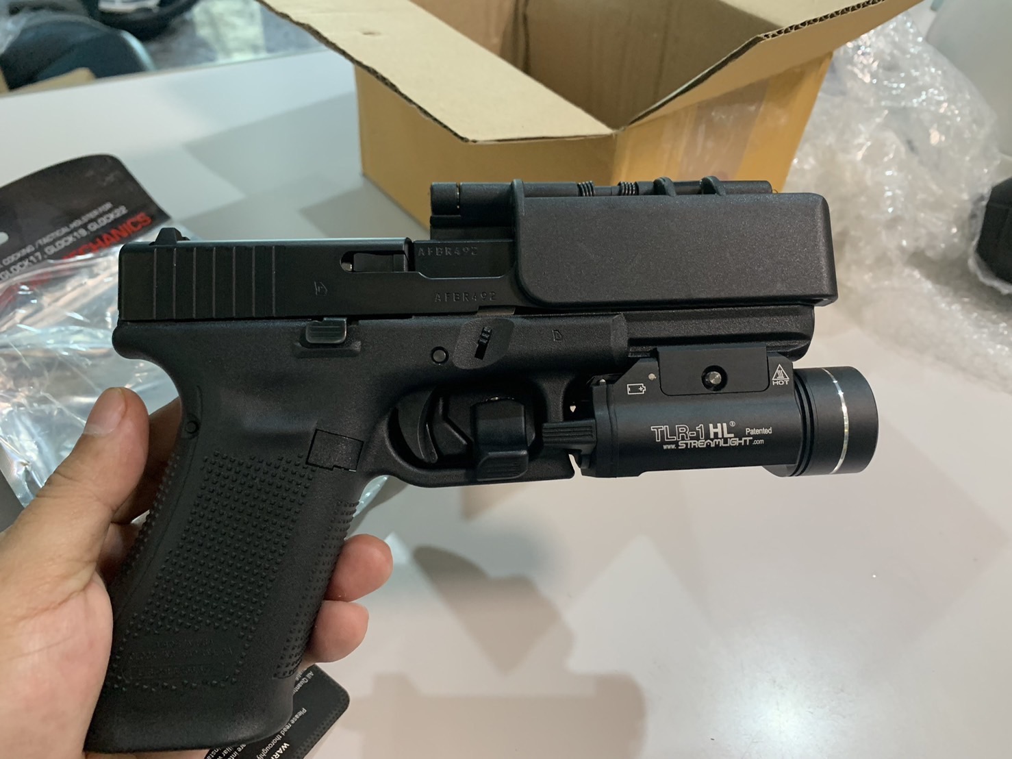New.ซองปืนขึ้นลำ G19 ผลิตจาก Polymer เกรดพิเศษ แข็งแรง สามารถขึ้นลำได้ ด้วยเพียงมือเดียว ระบบ Safety ล็อคโก่งไก ปลอดภัย แรงสปริงดีดออกด้านข้างทันที ที่ปลดล็อคปืน ตัวล็อคเข็มขัดออกแบบให้ใช้ง่าย ปรับขนาดได้ สามารถปรับเป็นแบบพกต่ำได้ หมดกังวล สำหรับท่านที่ติ