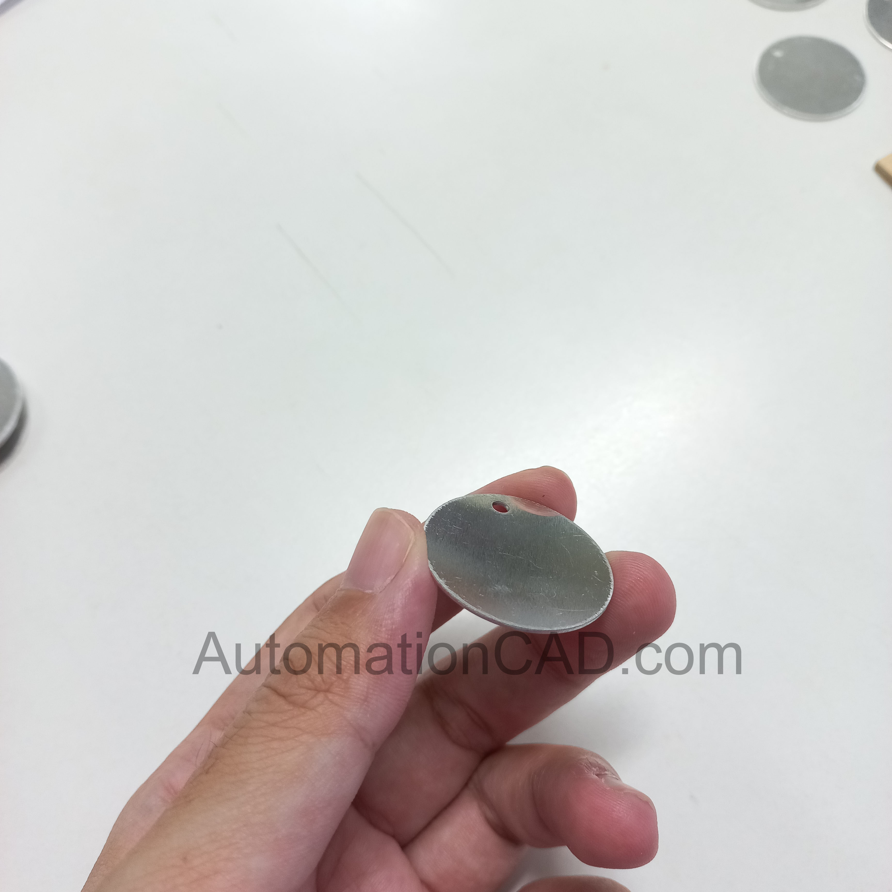 แท็กอะลูมิเนียม แบบกลม เส้นผ่าศูนย์กลาง 3 เซนติเมตร หนา 1 mm ป้ายแท็ก Name Tag ป้ายชื่อ