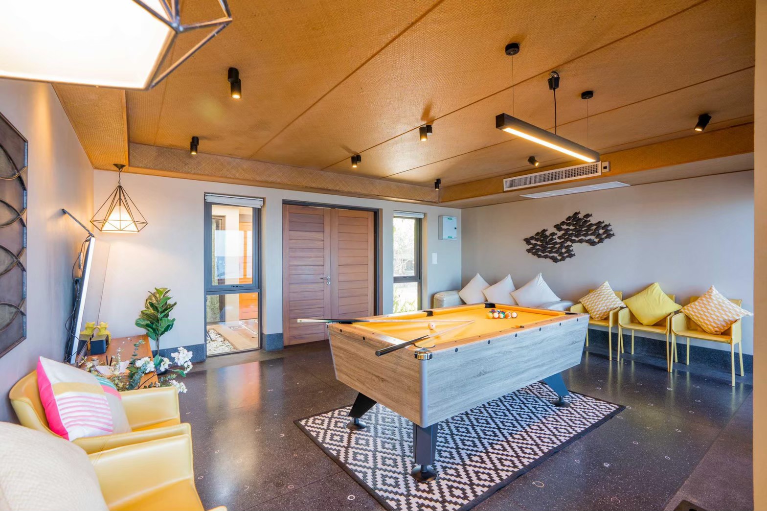 HR15064 บ้านพักติดทะเล The Ocean Beach Villa, Sam Roi Yod.