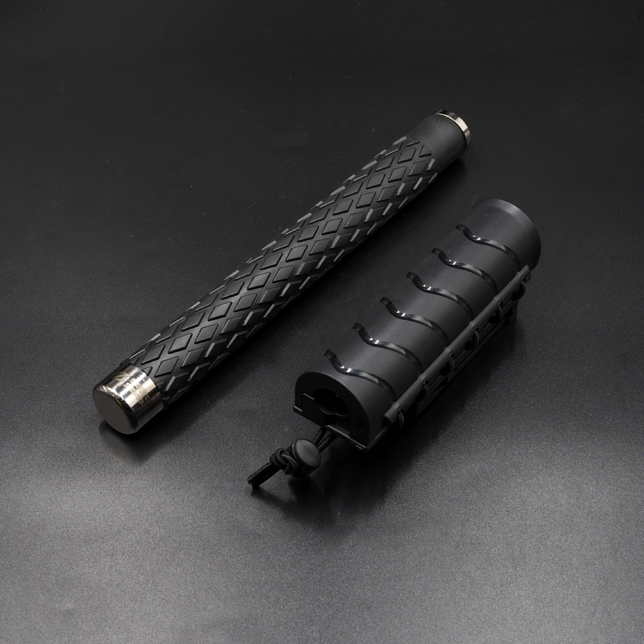 New. ดิ้วกระแทก 25" Sector seven ครบชุด (ด้ามยาง) (SET-B) - กระบองผลิตจากเหล็กชุบแข็ง ไม่คดงอง่าย ใช้งานรวดเร็ว เพียงมือเดียว - ผลิตจากวัสดุ เหล็กชุบแข็ง เกรดคุณภาพ - ใช้สะบัดเพื่อยืดออก กระแทกเมื่อเก็บ - ด้ามจับฟองน้ำ Dia ขนาด 28.5 มม. - ความยาวหลัง