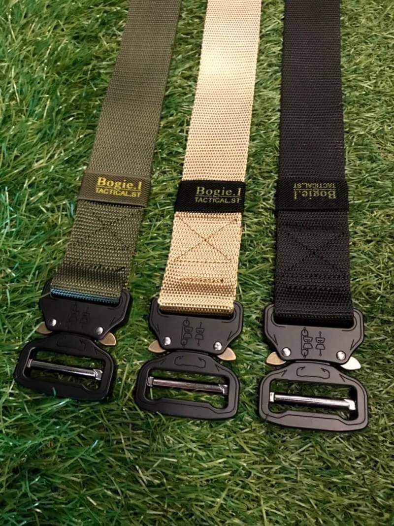 New.เข็มขัด หัว Buckleใช้งานง่ายและปลดเร็วกว่าเข็มขัดทั่วไป ลักษณะของหัวเข็มขัด เป็นแบบกดปลดล็อก เพียงกดทั้งสองฝั่งพร้อมกันก็หลุดออกได้ง่าย และทนทานต่อแรงดึงได้พอสมควร สายเลื่อนปรับได้ตามขนาดที่ต้องการขนาดของสายเข็มขัด สี ทราย ไซส์ M L XL สี ดำ ไซส์ M L X