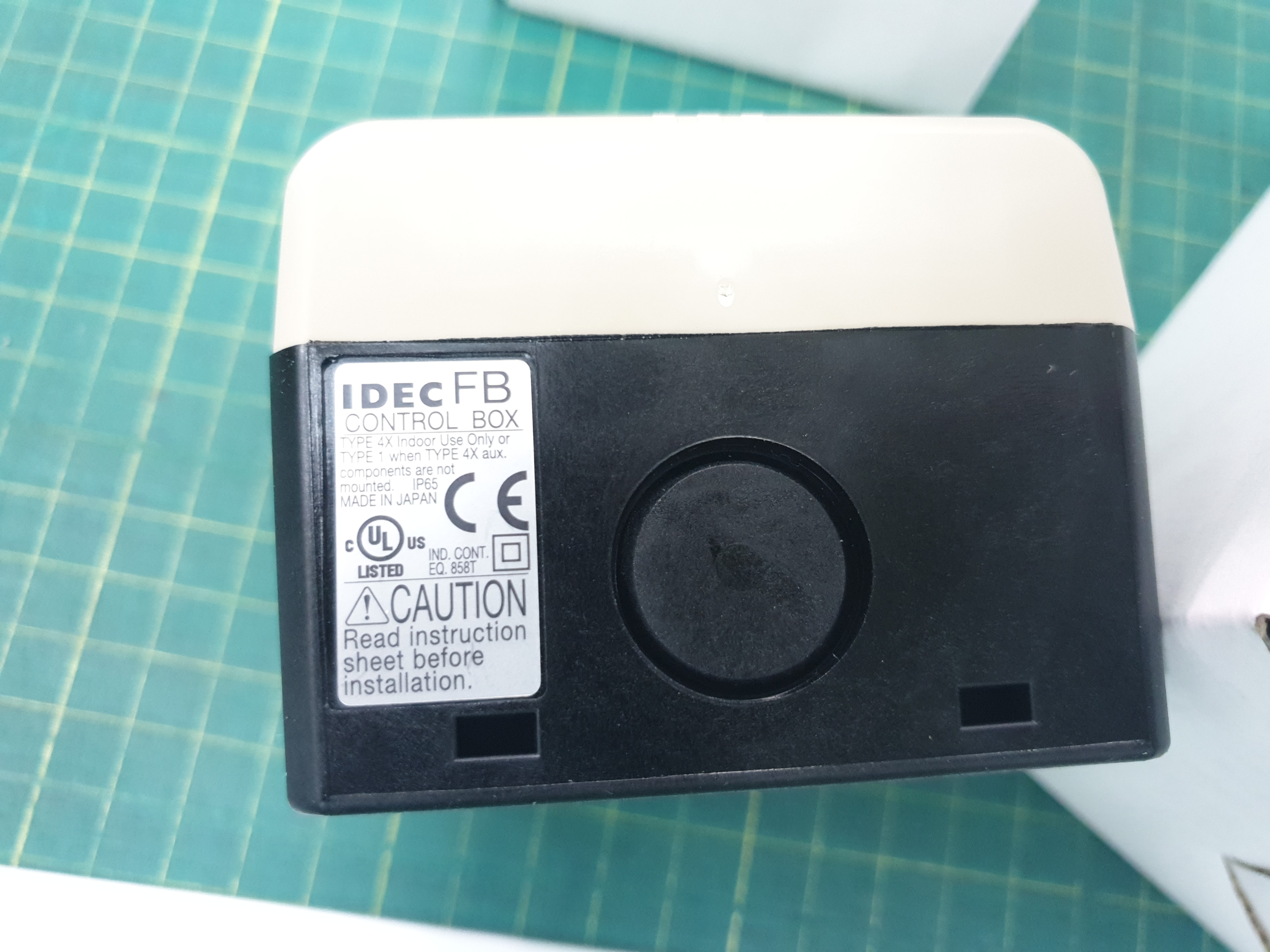IDEC บ็อกพลาสติก สีครีม 1 รู Φ22mm Control Box FB Series กล่องพลาสติก ใส่ปุ่มกด