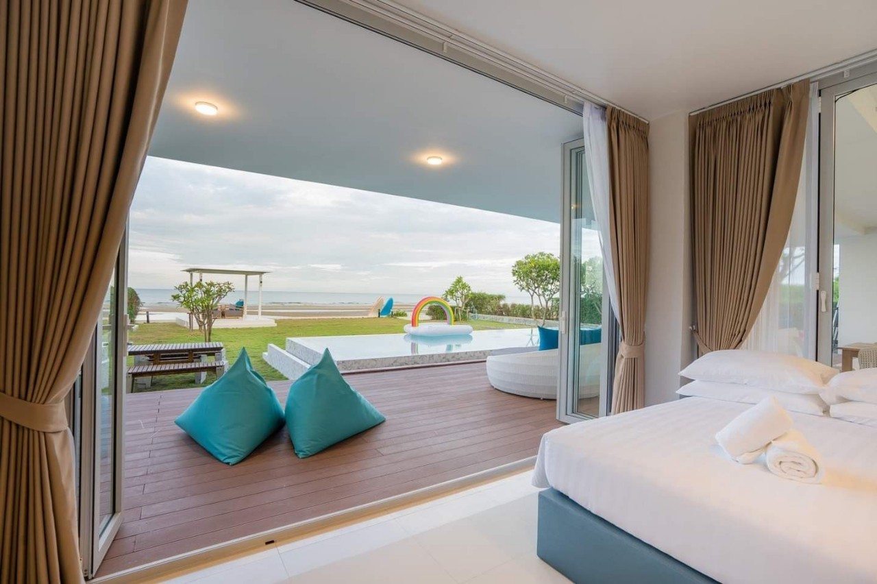 HR15049 บ้านพักติดทะเล The Breezy Beach Pool Villa Cha Am