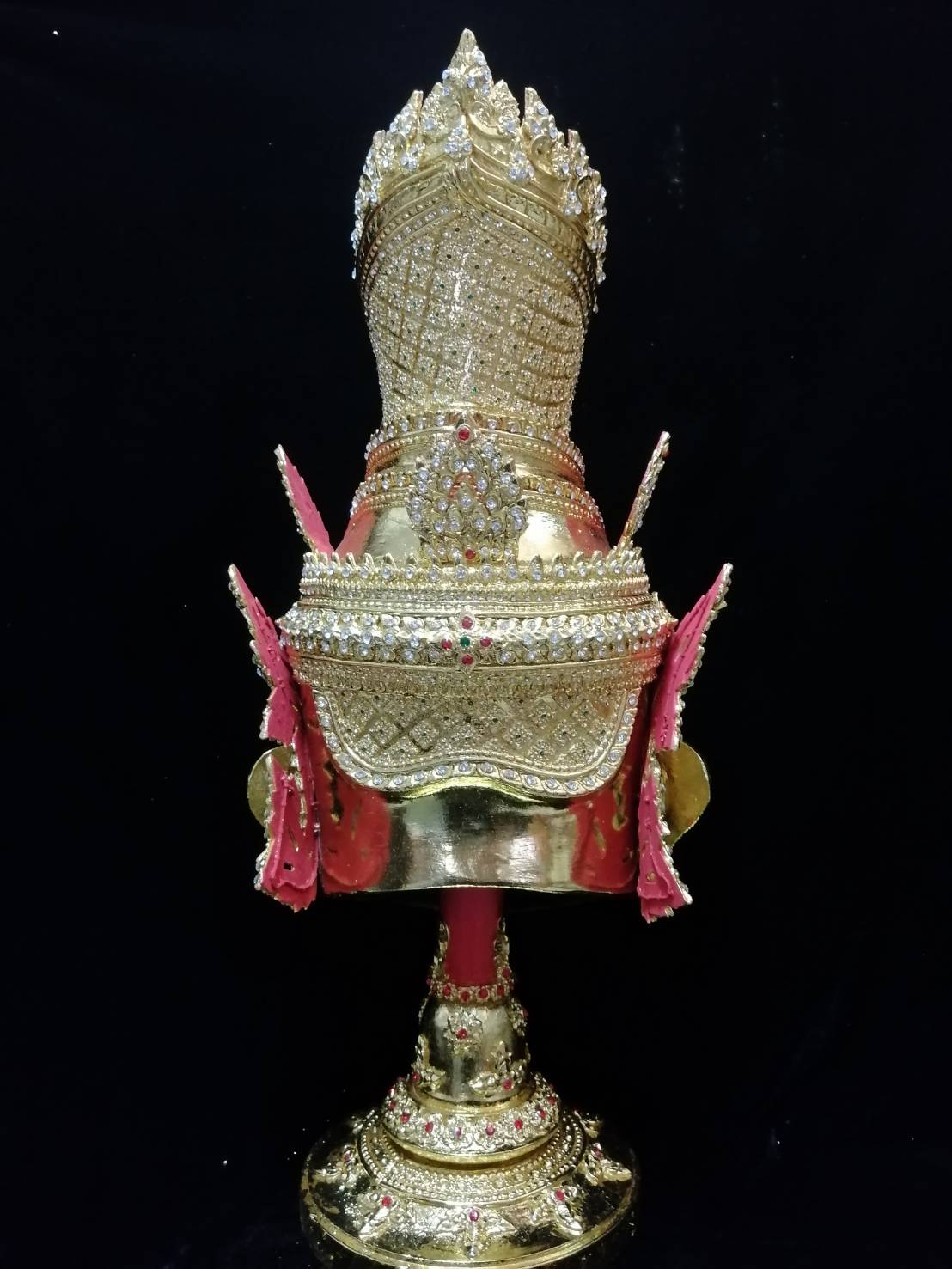 เศียรครู พ่อแก่ ขนาดครอบ งานละเอียด ประดับเพชรชวารอคกี้ พร้อมฐานปิดทอง