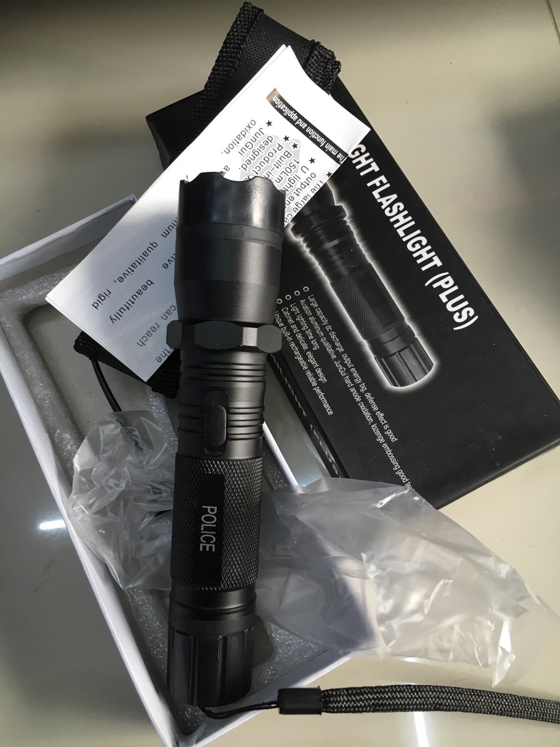 New.ไฟฉาย LED พร้อมชุดชาต์ หัวของไฟฉายมีที่ช็อต / อุปกรณ์ป้องกันตัว ที่ช็อต ราคาพิเศษ