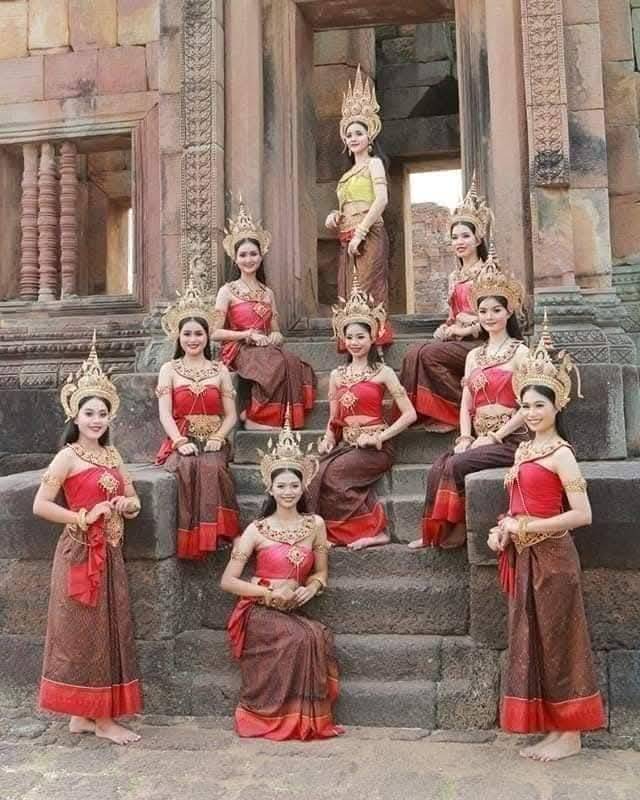 ผ้ามัดหมี่ตีนแดง ผ้าซิ่นตีนแดง ผ้าฝ้ายตีนแดง ผ้าทอพื้นเมือง บุรีรัมย์ ลายอัปสรา 4 เมตร