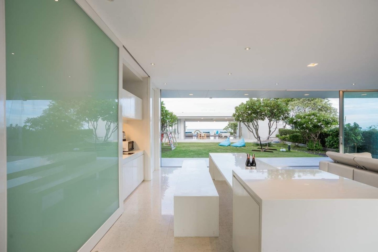 HR15049 บ้านพักติดทะเล The Breezy Beach Pool Villa Cha Am